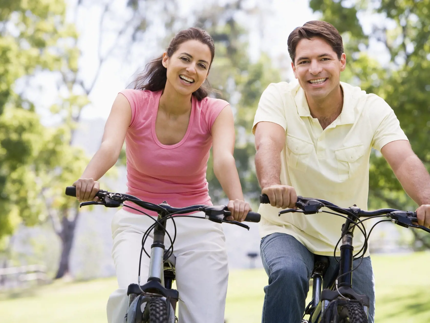 Ak bývate v meste a verejná doprava alebo dochádzanie autom je príliš drahé, zadovážte si bicykel. Je to jednorazová investícia, ktorá sa vám určite oplatí.