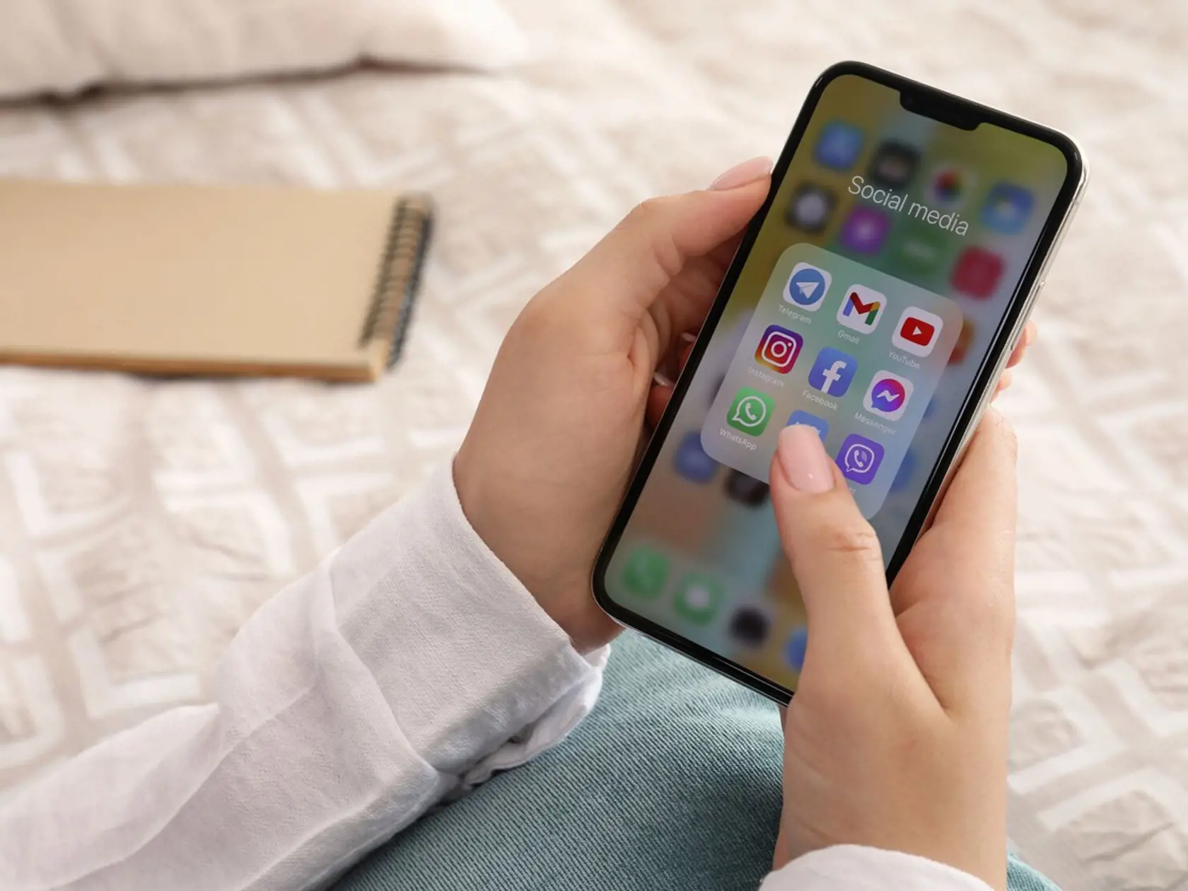 Ak často pozeráte videá a trávite veľa času na internete, odvyknite si využívať mobilné dáta a radšej surfujte len vtedy, ak sa viete pripojiť na bezplatné wi-fi.