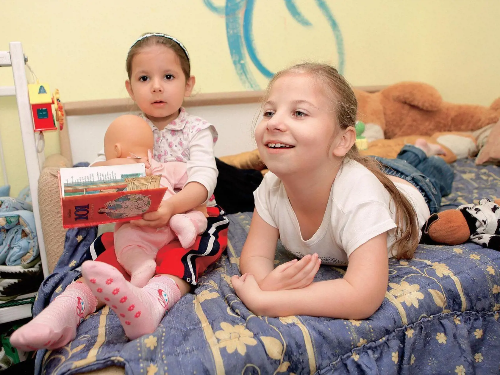 Namiesto kupovania predražených hračiek, vezmite svoje deti radšej na cykloturistiku, prechádzku, plávanie, rybárčenie či stanovačku.
