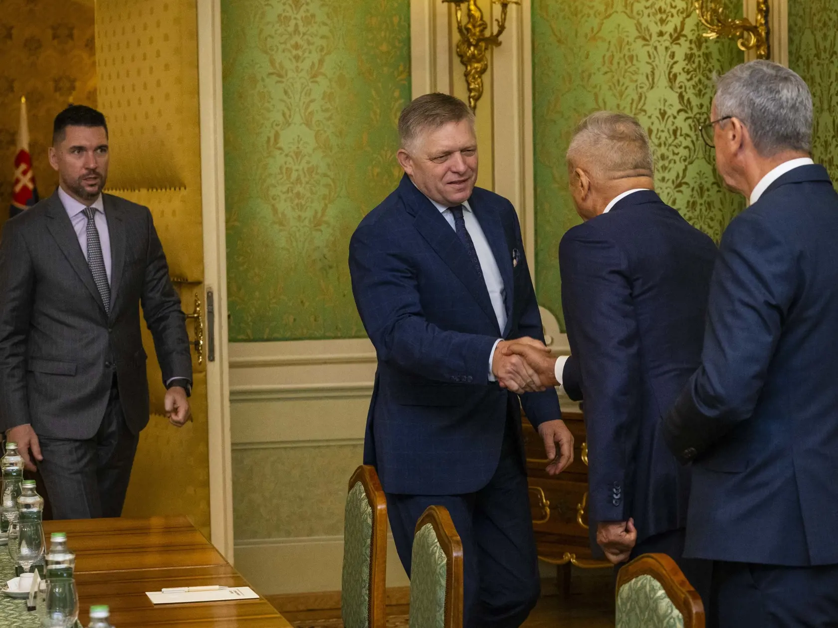 Na snímke zľava minister pôdohospodárstva a rozvoja vidieka SR Richard Takáč (Smer-SD), premiér SR Robert Fico (Smer-SD), viceprezident Zväzu obchodu SR Štefan Mácsadi a predseda predstavenstva Coop Jednota Ján Bilinský počas spoločného stretnutia na Úrade vlády SR 19. septembra 2024 v Bratislave.