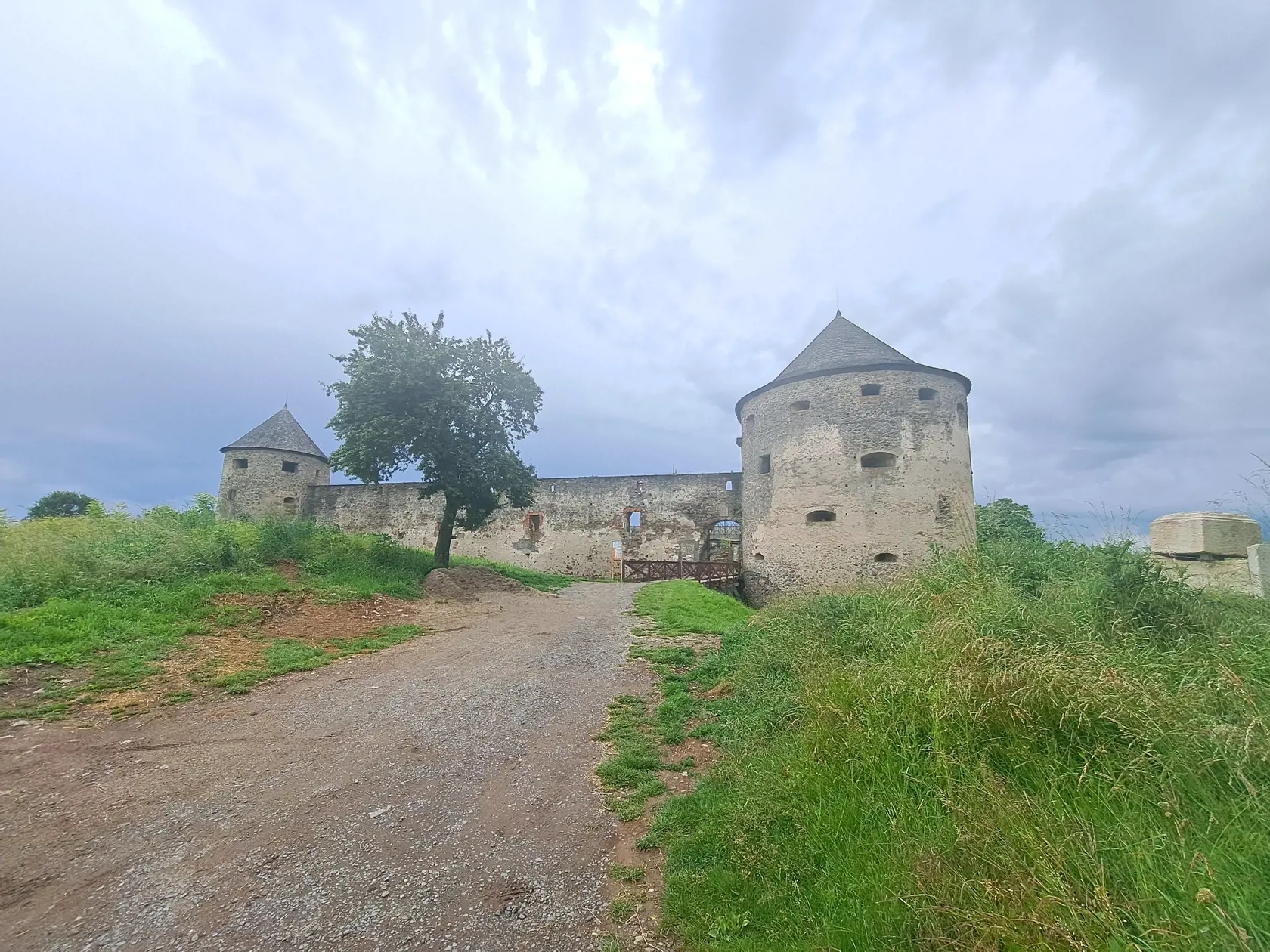 V okrese Krupina stojí opevnený kláštor Bzovík.