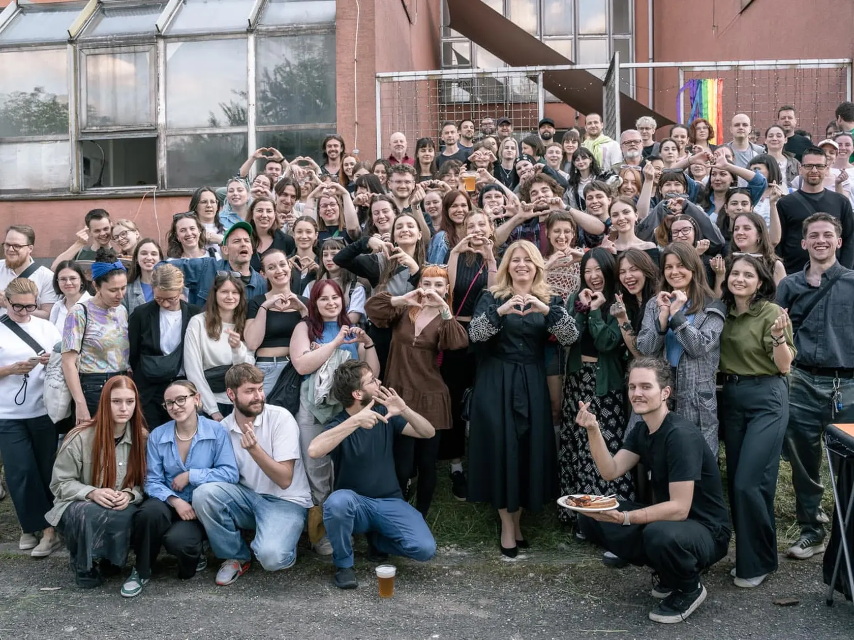 Zuzana Čaputová si stretnutie so študentmi užila, doslova pri nich omladla a sama pôsobila ako nesmelá školáčka.