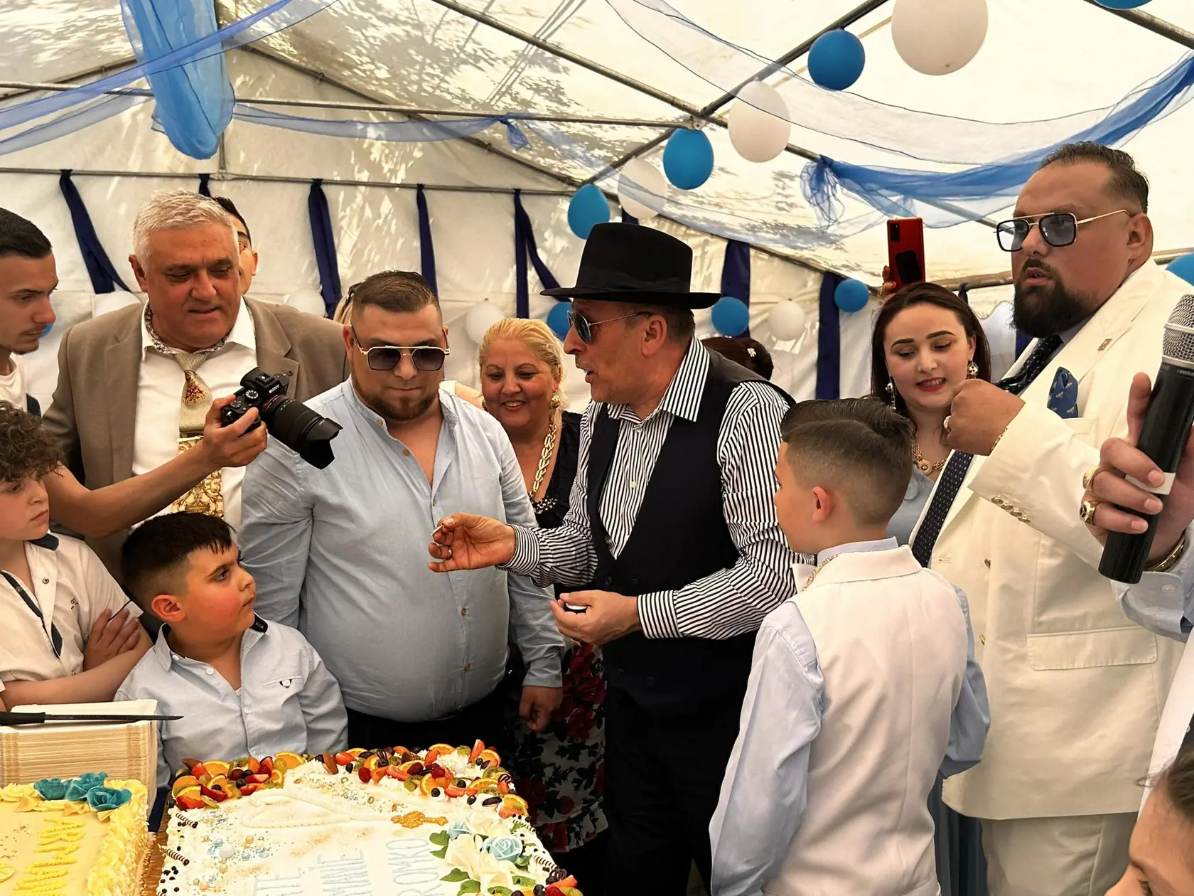 Všetci boli poriadne vyparádení a nechýbali ani blišťavé zlaté doplnky.