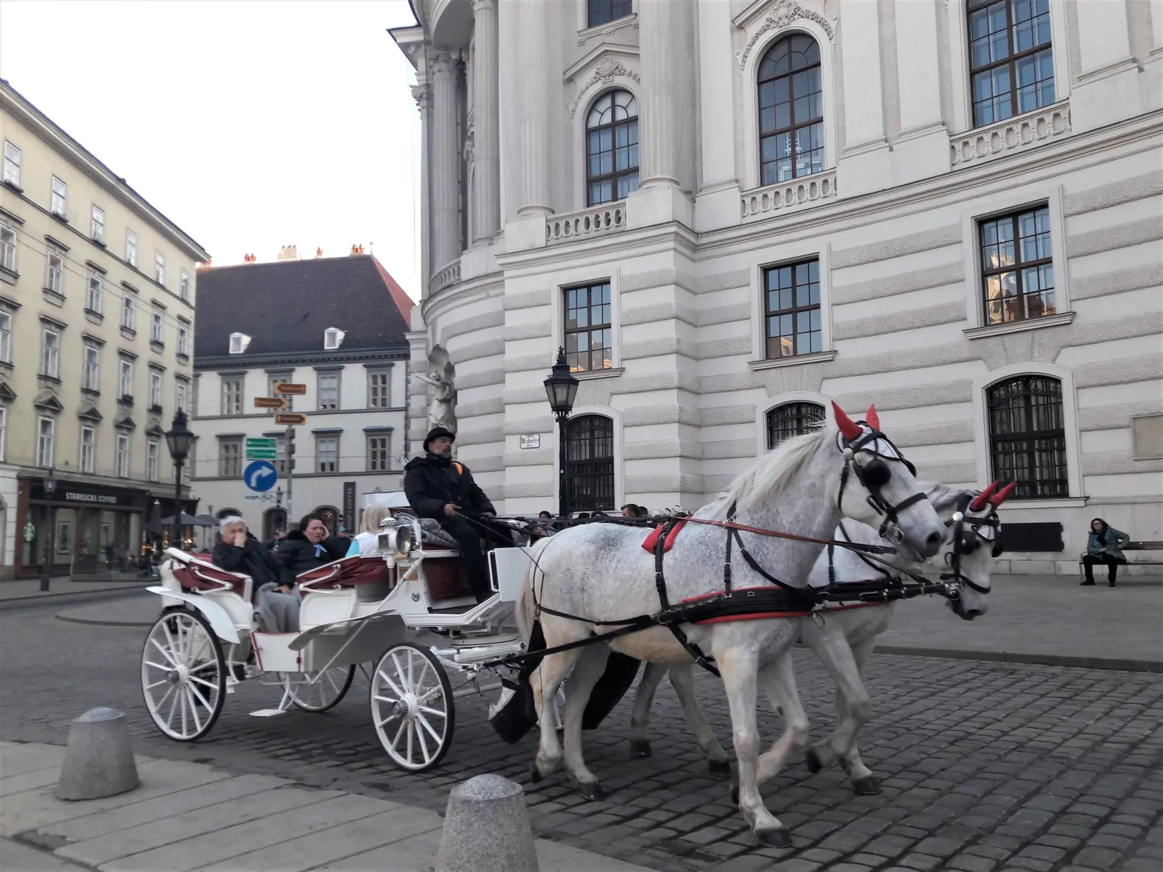 Naši čitatelia sa v najbližšom čase chystajú najmä do susedných krajín. K Viedni napríklad neodmysliteľne patria aj fiakre ťahané párom koní.