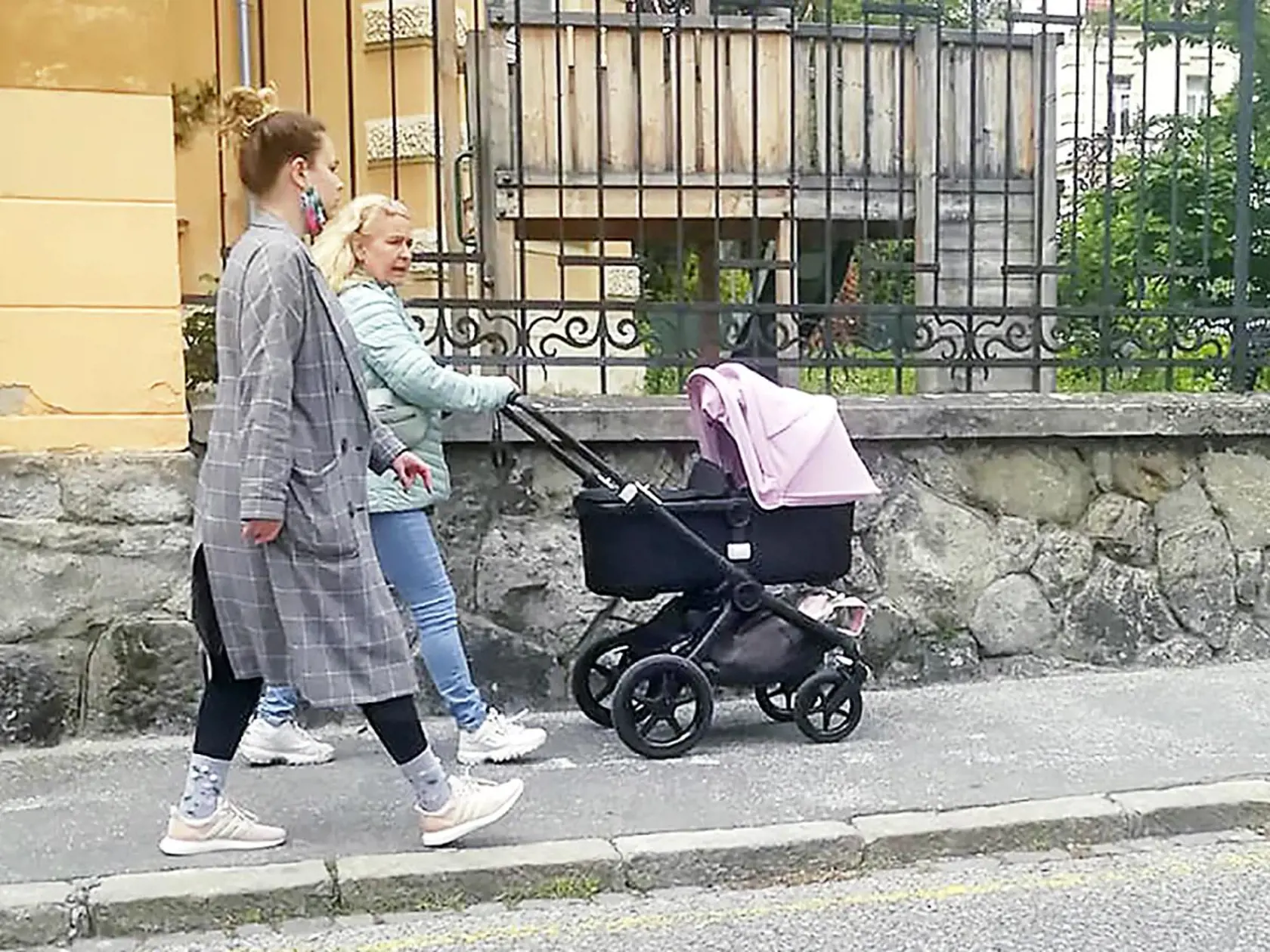 POMÁHA
JEJ MAMA
Herečka
sa môže
spoľahnúť
nielen na
partnera.