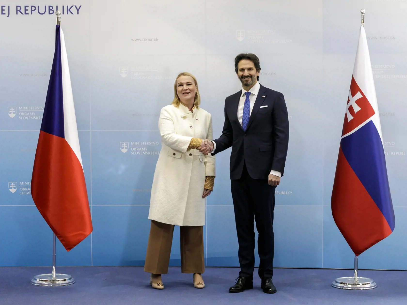 Na snímke podpredseda vlády a minister obrany SR Robert Kaliňák a ministerka obrany ČR Jana Černochová si podávajú ruky počas privítania pri príležitosti oficiálnej návštevy českej ministerky obrany na Slovensku v Bratislave 6. marca 2025.