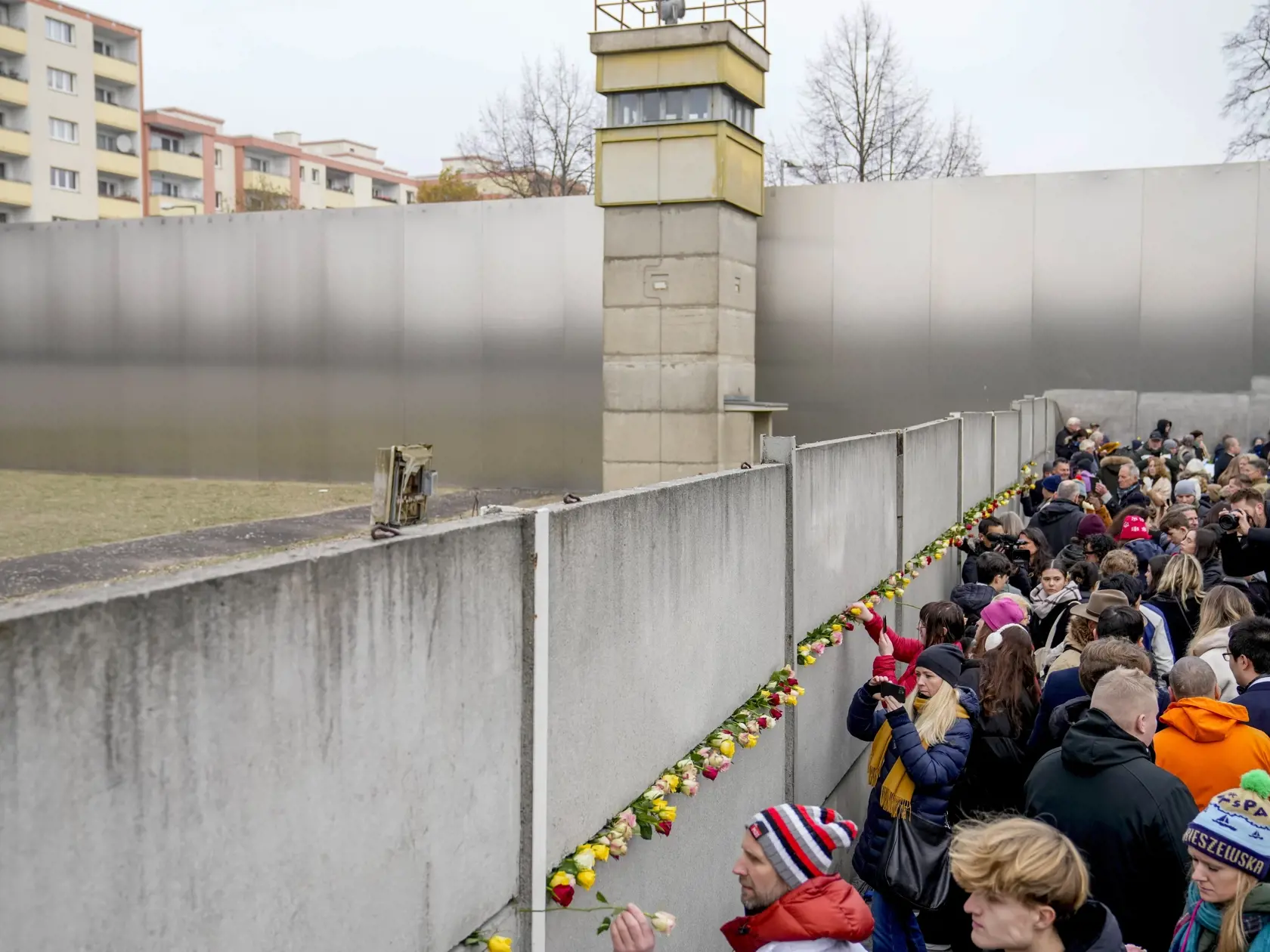 JB 18 Berlín - Ľudia kladú kvety do štrbiny pozostatkov Berlínskeho múru počas osláv 35. výročia pádu Berlínskeho múru a znovuzjednotenia Nemeckej demokratickej republiky (NDR) a Nemeckej spolkovej republiky (NSR) v Berlíne 9. novembra 2024. FOTO TASR/AP

People attend a flower laying ceremony on occasion of the 35th wall anniversary at the grounds of the Berlin Wall Memorial, Berlin, Germany, Saturday, Nov.9, 2024. (AP Photo/Ebrahim Noroozi)