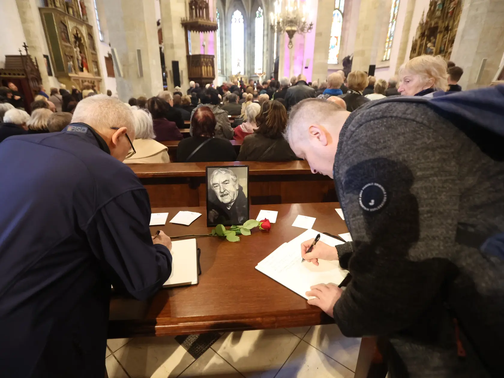 Posledná rozlúčka s hercom Štefanom Kvietikom († 90) v Katedrále sv. Martina v Bratislave.