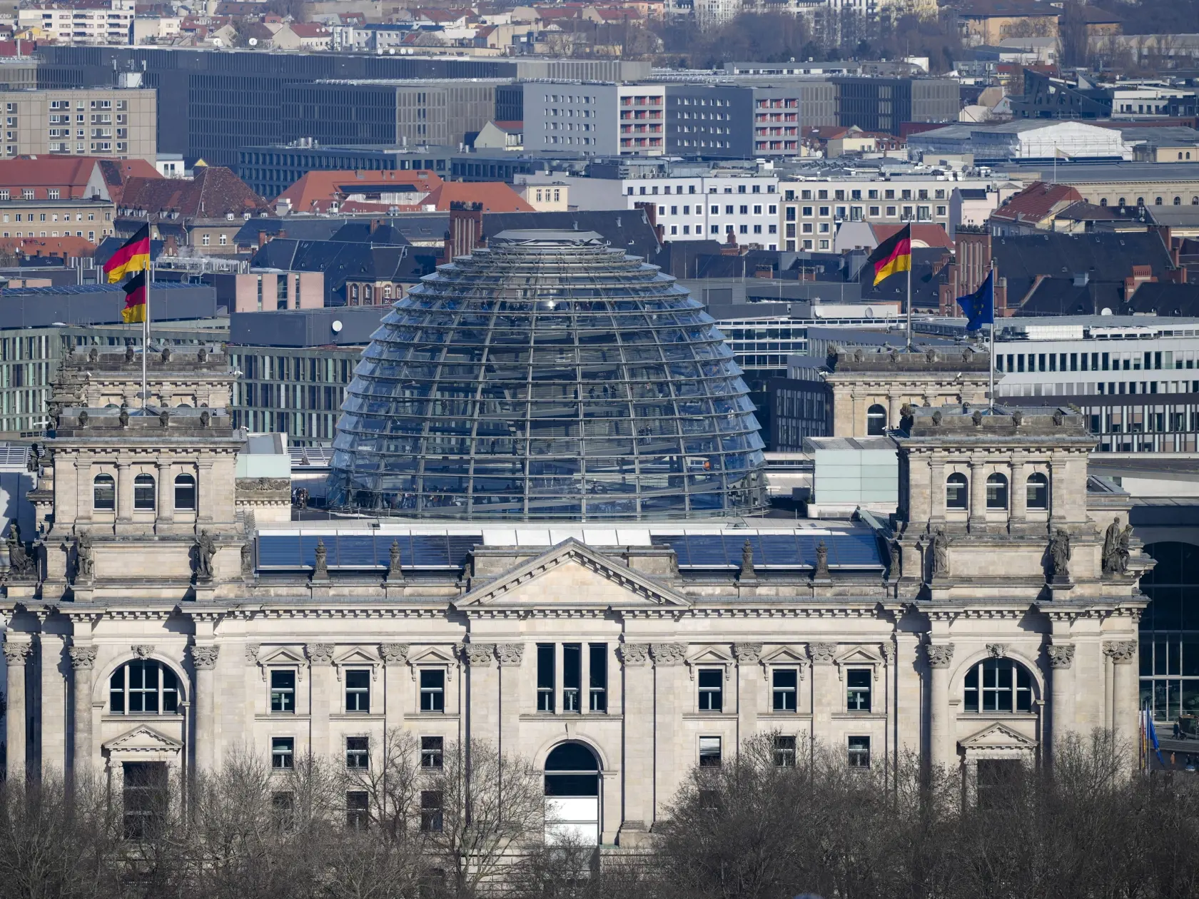 Na snímke nemecká vlajka a vlajka Európskej únie vejú na budove Spolkového snemu (Bundestagu) v Berlíne v sobotu 22. februára 2025.