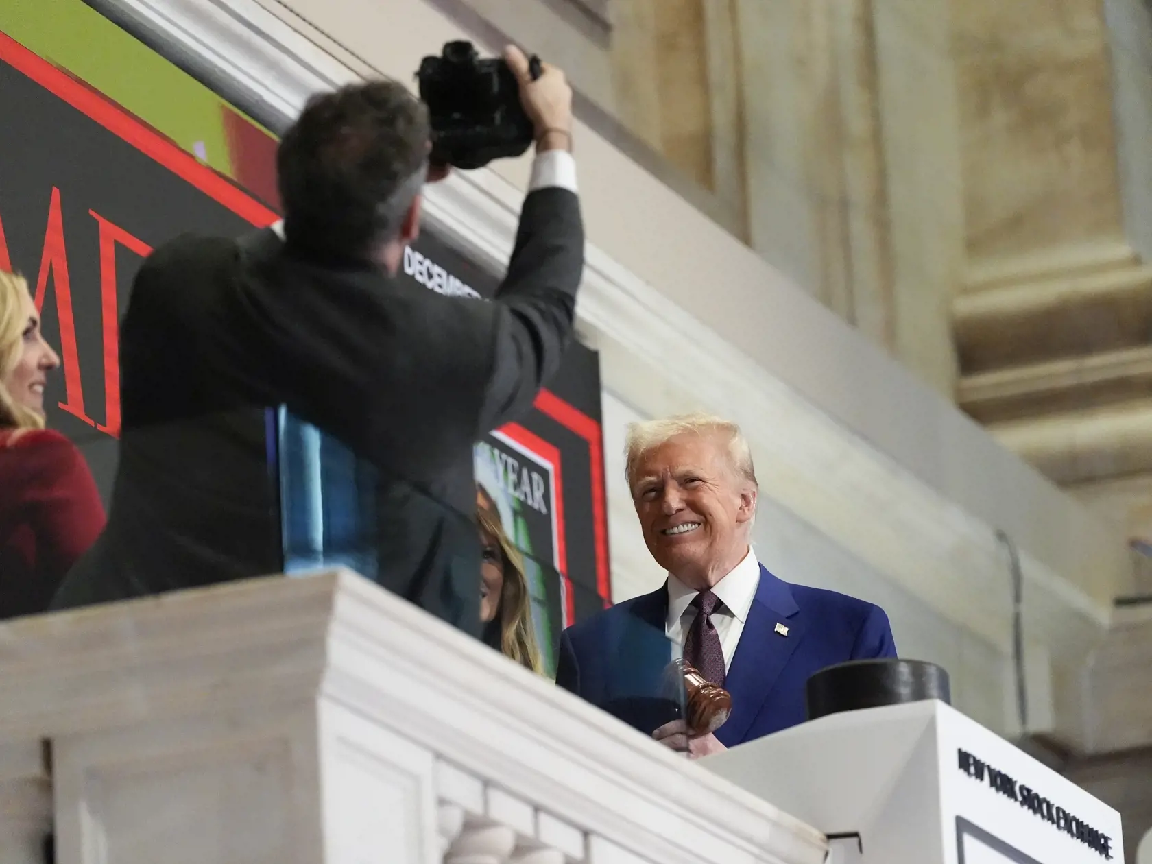 AZ20 New York - Na snímke uprostred novozvolený americký prezident Donald Trump pózuje fotografovi na newyorskej burze cenných papierov vo štvrtok 12. decembra 2024.  Renomovaný americký týždenník Time vo štvrtok vyhlásil zvoleného prezidenta USA Donalda Trumpa za osobnosť roka. Zaradil sa tak do úzkej skupiny ľudí, ktorým sa to podarilo dvakrát. FOTO TASR/AP

President-elect Donald Trump pauses for a photograph after ringing the opening bell at the New York Stock Exchange, Thursday, Dec. 12, 2024, in New York. (AP Photo/Alex Brandon)