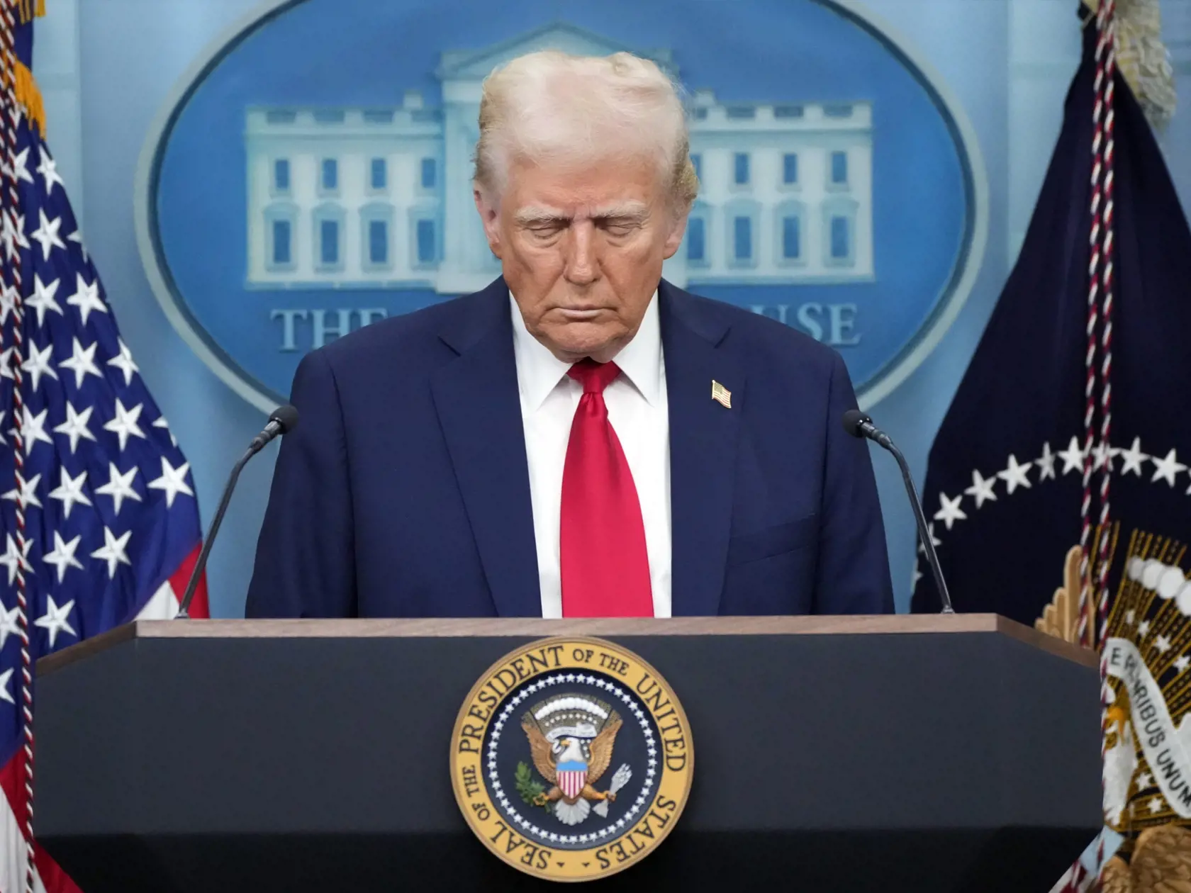 Americký prezident Donald Trump počas minúty ticha pred tlačovou konferenciou vo Washingtone vo štvrtok 30. januára 2025.