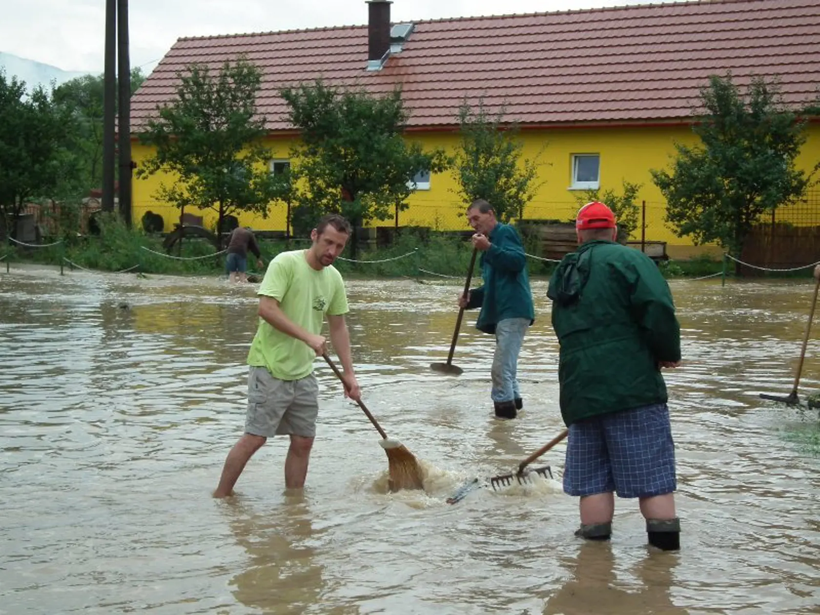 Hnali vodu: Ľudia sa ju snažili dostať od domov.