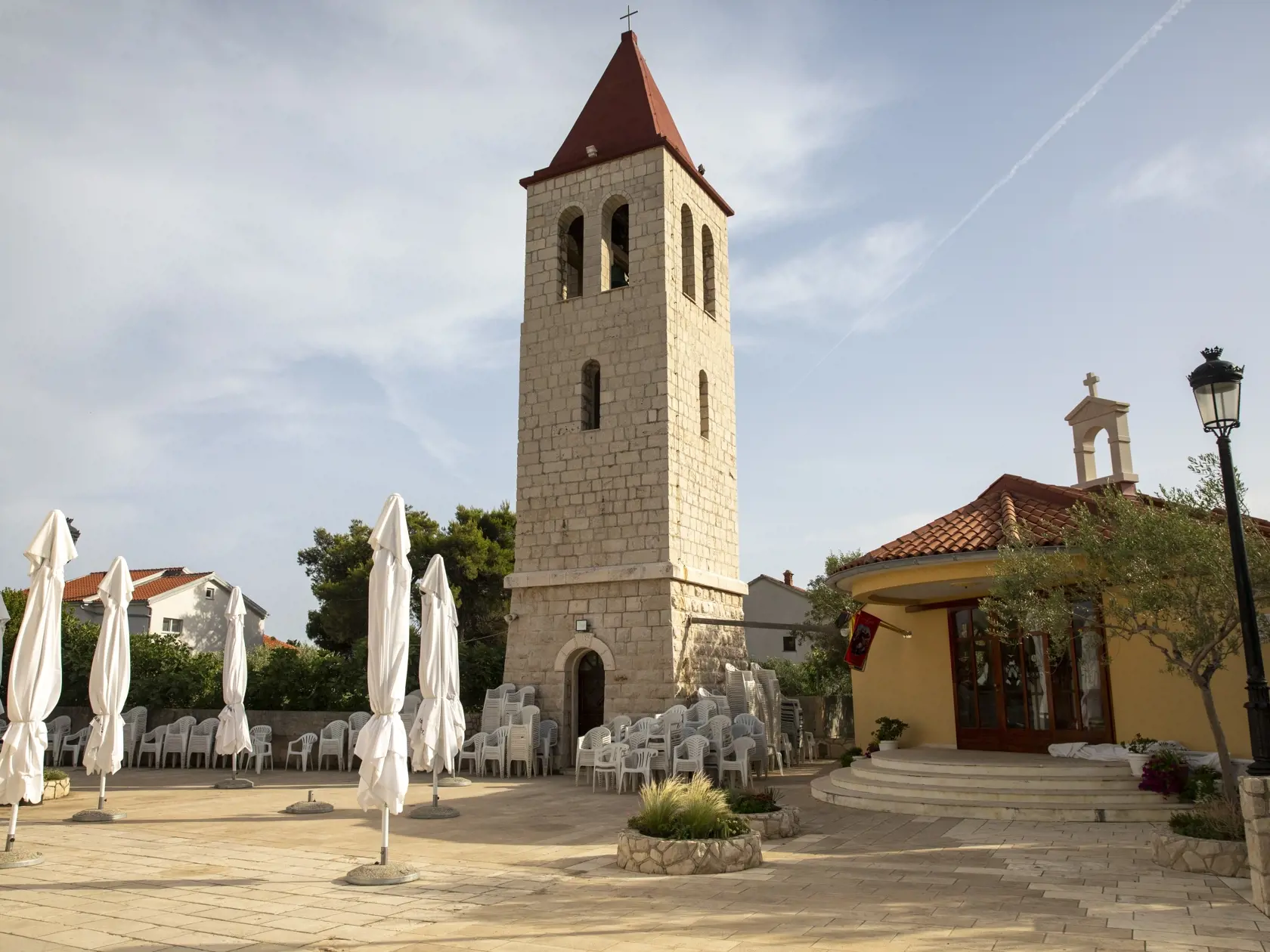 Katolícky kostol na ostrove Vir v Dalmácií v Chorvátsku.