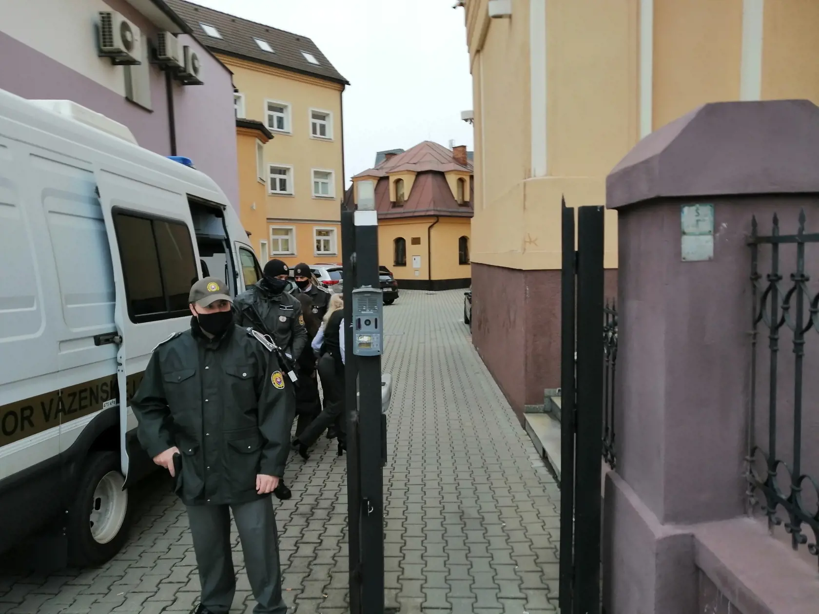 Juditu predvádzajú na Okresný súd v Žiline.