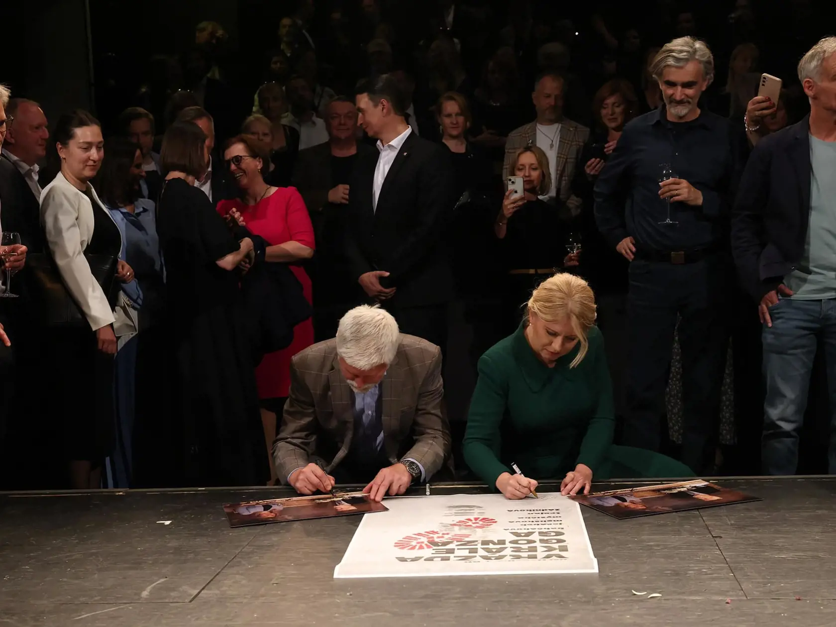 Zuzana Čaputová spolu s českým prezidentom Petrom Pavlom nechali autogramy.