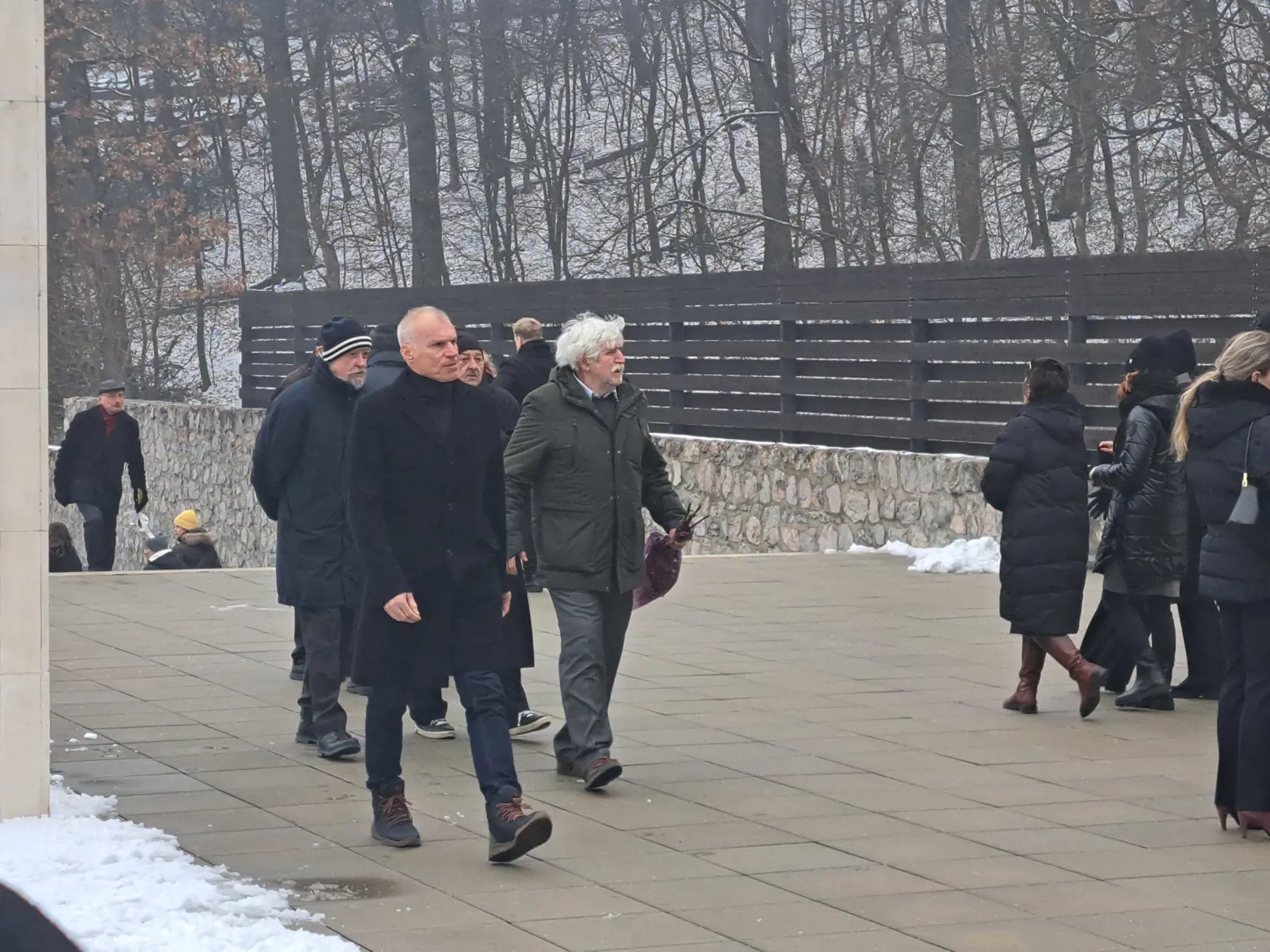 Do bratislavského krematória sa dnes prišli s Jánom Cuperom rozlúčiť známi i kamaráti, s ktorými sa roky pravidelne stretával.
