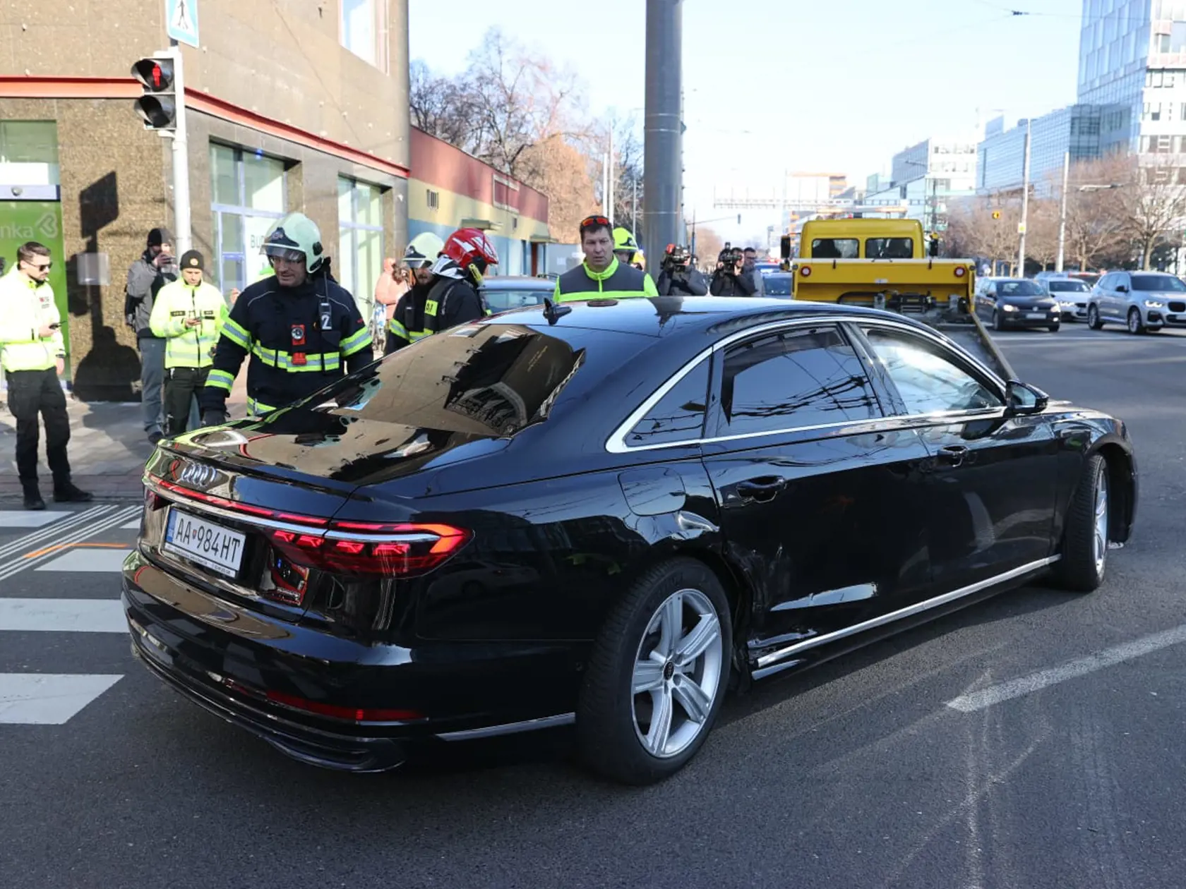 Minister financií Ladislav Kamenický mal v Bratislave autonehodu. Ku kolízii došlo 3. februára 2025 v ranných hodinách na križovatke pri Mlynských Nivách. Na mieste zasahovali i hasiči.