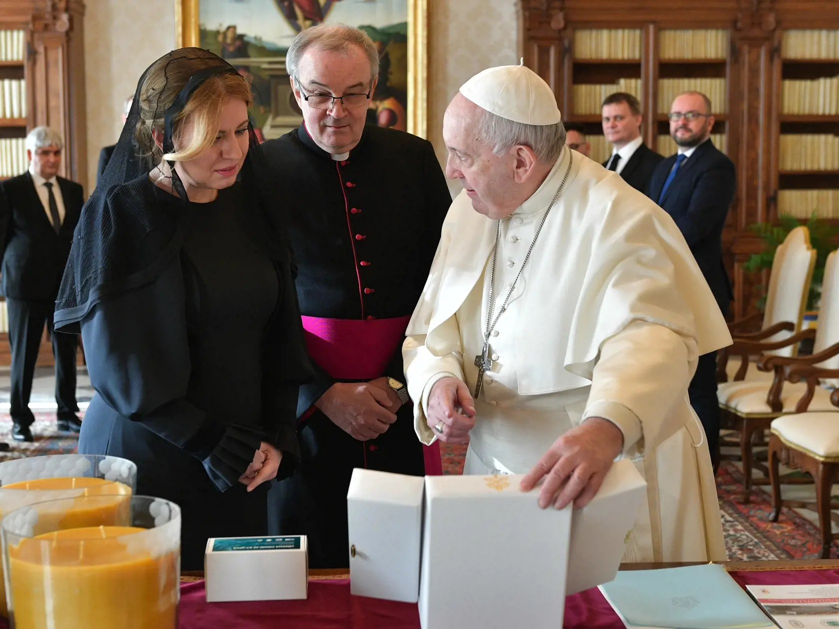 „Farby môžu byť rôzne, avšak nemali by byť určite krikľavé, ale pastelové. Tiež nemusia byť výlučne čierne,“ vysvetlil vtedy riaditeľ odboru protokolu Roman Roth s tým, že žena si nesmie zvoliť ani žltú, ani bielu, ale ani červenú a cyklamenovú farbu. Sú totiž farbami Vatikánu alebo kardinálov.