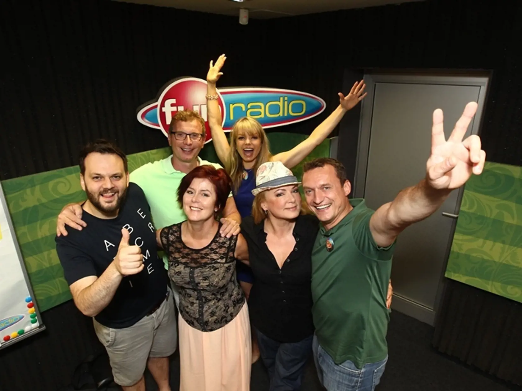 Fotka musí byť! Junior a Marcel, Didiana, Vlado Voštinár, Oľga Záblacká aj Eva Bacigalová si našli čas na oslavu štvrťstoročnice rádia.