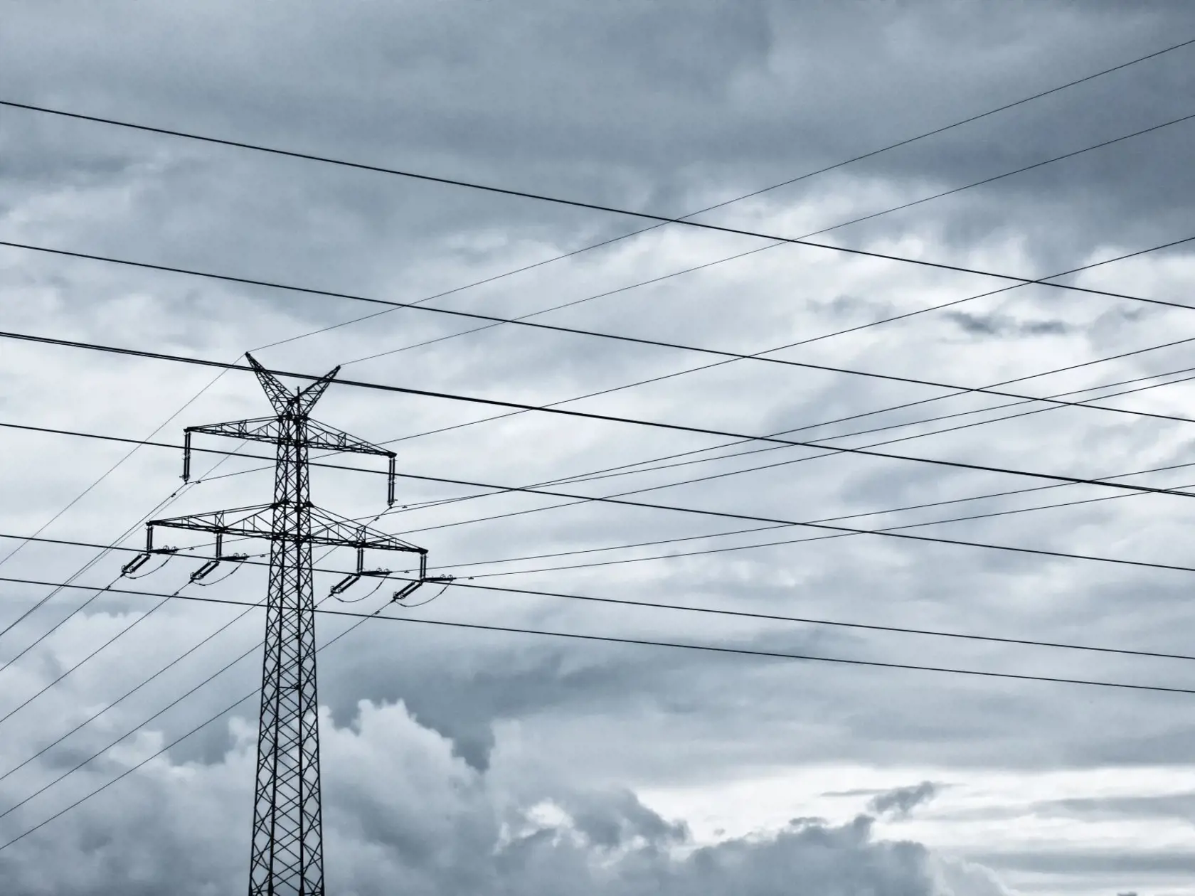 Najväčší alternatívny dodávateľ energií Slovakia Energy vo štvrtok podal Úradu pre reguláciu sieťových odvetví (ÚRSO) žiadosť o odňatie licencií na obchod s elektrinou a zemným plynom a požiadal o možnosť ukončenia svojej činnosti na slovenskom energetickom trhu k najbližšiemu možnému termínu. Informoval o tom mediálny zástupca firmy, spoločnosť Arthur media a informáciu potvrdil aj ÚRSO.