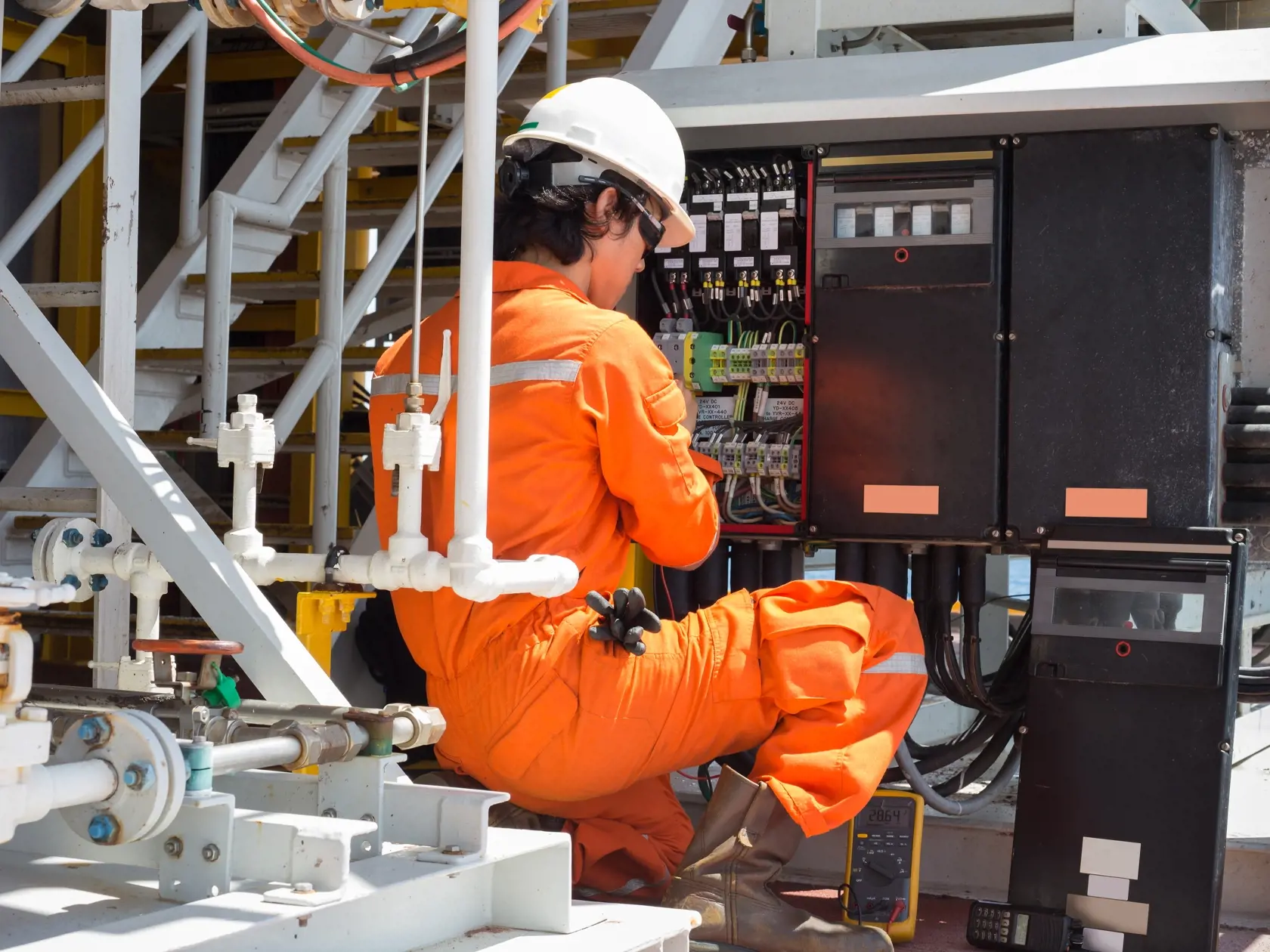 Najväčší alternatívny dodávateľ energií Slovakia Energy vo štvrtok podal Úradu pre reguláciu sieťových odvetví (ÚRSO) žiadosť o odňatie licencií na obchod s elektrinou a zemným plynom a požiadal o možnosť ukončenia svojej činnosti na slovenskom energetickom trhu k najbližšiemu možnému termínu. Informoval o tom mediálny zástupca firmy, spoločnosť Arthur media a informáciu potvrdil aj ÚRSO.