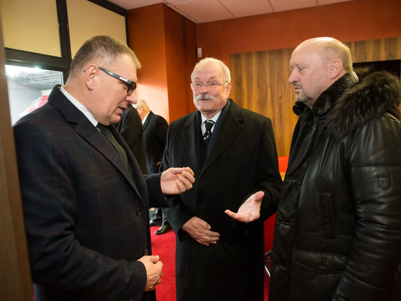 Posledná rozlúčka s bývalím futbalistom Jozefom Adamcom na štadióne City Arena v Trnave. Na snímke Ján Kováčik, Ivan Gašparovič a Vladimír Poór.
