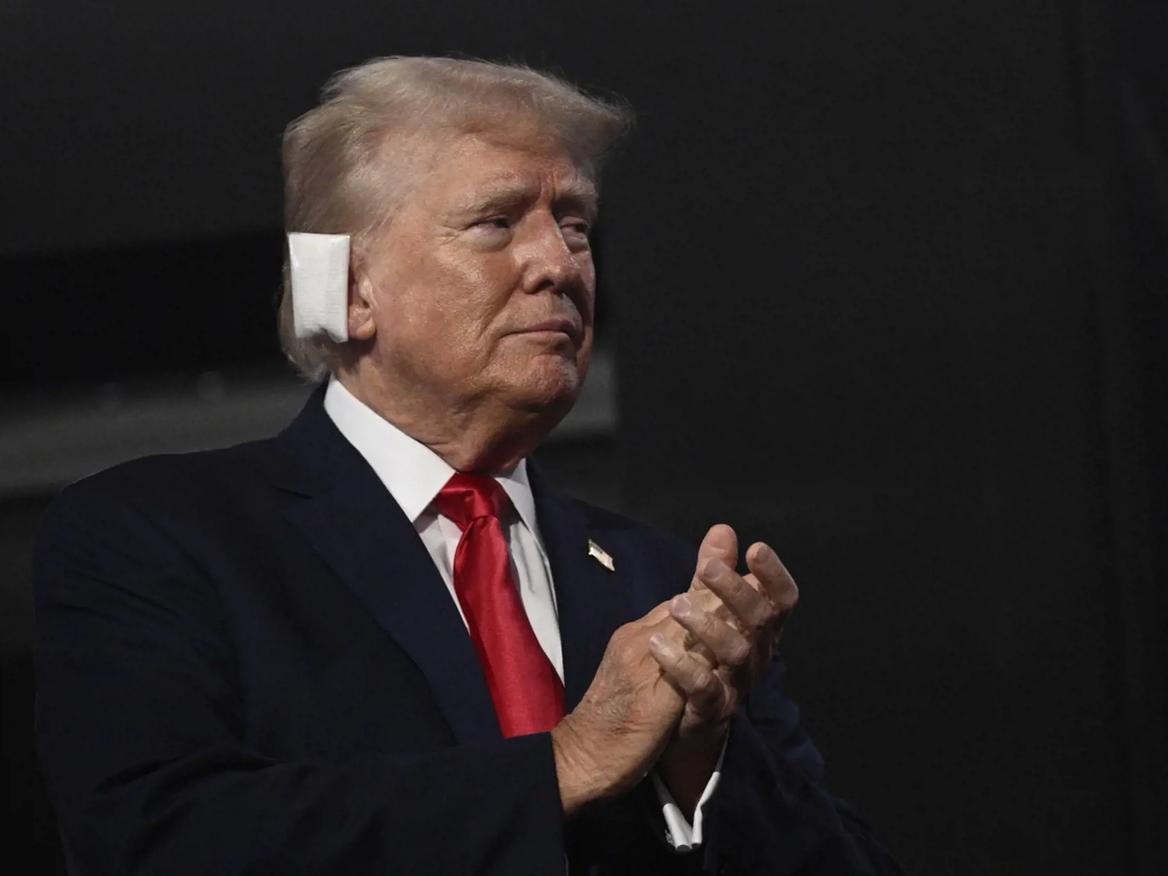 Donald Trump prišiel v pondelok 15. júla 2024 na zjazd Republikánskej strany v Milwaukee v štáte Wisconsin s obviazaným uchom. Bolo to jeho prvé verejné vystúpenie od sobotňajšieho neúspešného atentátu, kde strelné poranenie ucha utrpel.