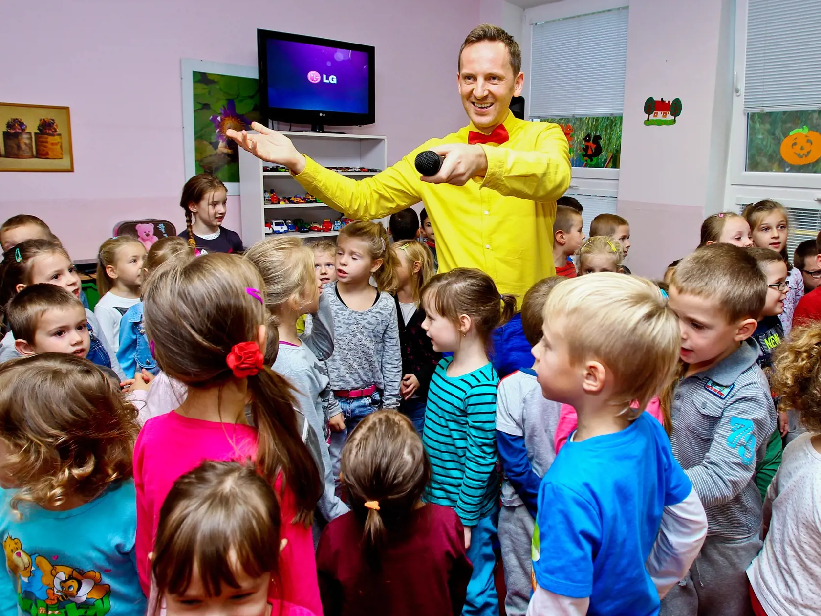 Na snimke spevak Miro Jaros pocas krstu svojej novej knizky a CD pre deti z nazvom Ciste ruky.
