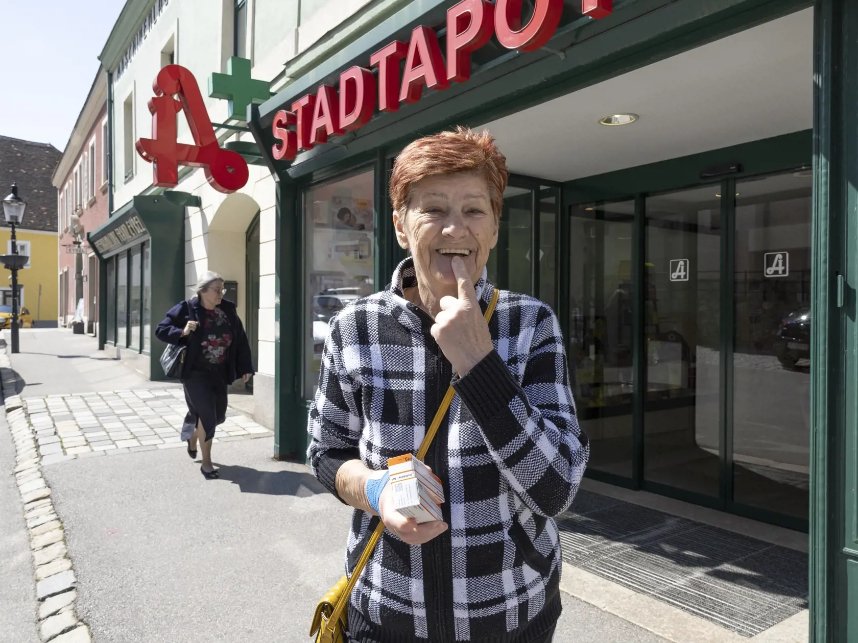 Lekáreň v Rakúsku. Ilustračný záber k téme cezhraničnej „turistiky“ z dôvodu nedostupných liekov na Slovensku. Na snímke je pani Anna, ktorá už 30 rokov žije v Rakúsku a za lieky na predpis neplatí v lekárni nič.