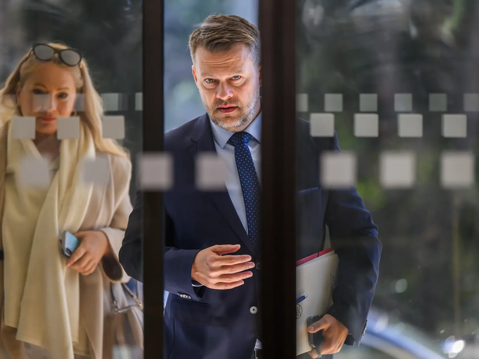 Na snímke nový minister investícií, regionálneho rozvoja a informatizácie SR Samuel Migaľ (nezávislý) prichádza na 79. rokovanie vlády SR v Bratislave 21. marca 2025. FOTO TASR - Jaroslav Novák