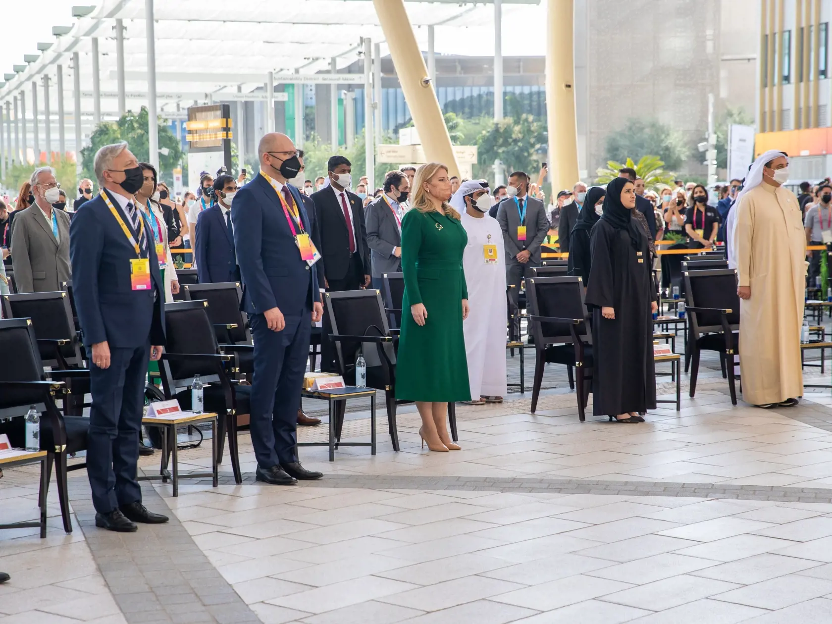 Prezidentka Zuzana Čaputová s predstaviteľmi SAE počas Expo Dubaj 2020. Po pravej ruke prezidentky je minister hospodárstva Richard Sulík.