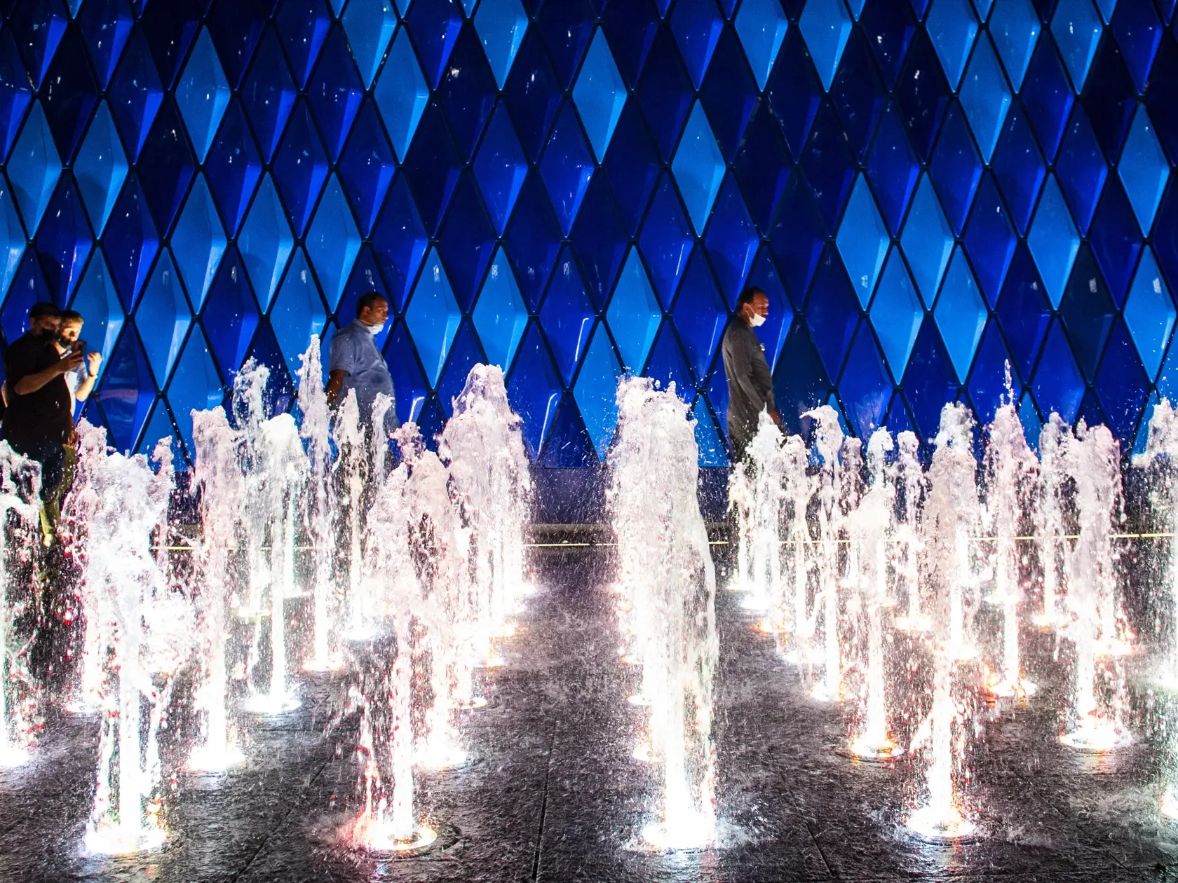 Na snímke osvetlenie vodných fontán na svetovej výstave EXPO Dubaj 2020 v Spojených arabských emirátoch v sobotu 17. októbra 2021 v Dubaji. FOTO TASR - Jakub Kotian