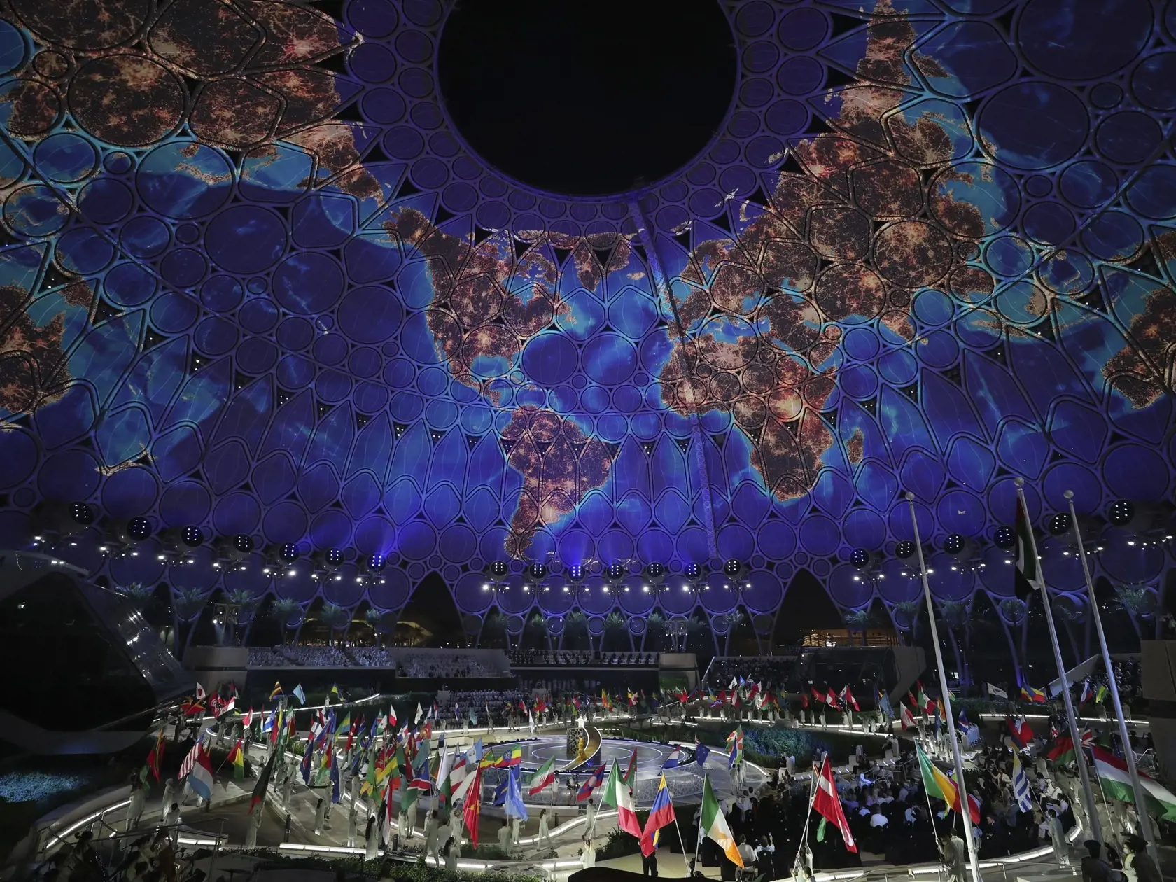 WA 31 Dubaj - Umelci počas otváracieho ceremoniálu svetovej výstavy EXPO v Dubaji v Spojených arabských emirátoch vo štvrtok 30. septembra 2021. FOTO TASR/AP 


Artists carry national flags during the opening ceremony of the Dubai Expo 2020, in Dubai, United Arab Emirates, Thursday, Sept. 30, 2021. (AP Photo/Kamran Jebreili)