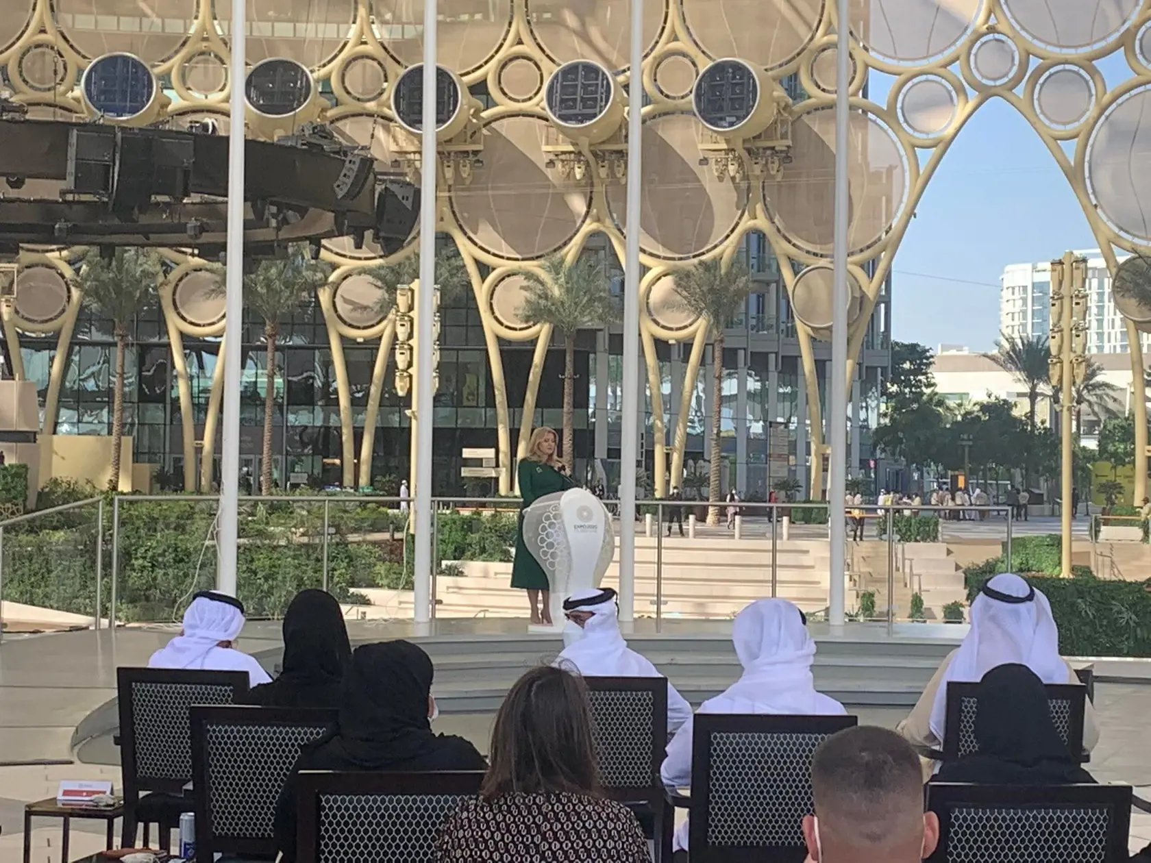 Prejav Čaputovej na EXPO Dubaj. Prezidentka sa prítomným prihovorila v angličtine.