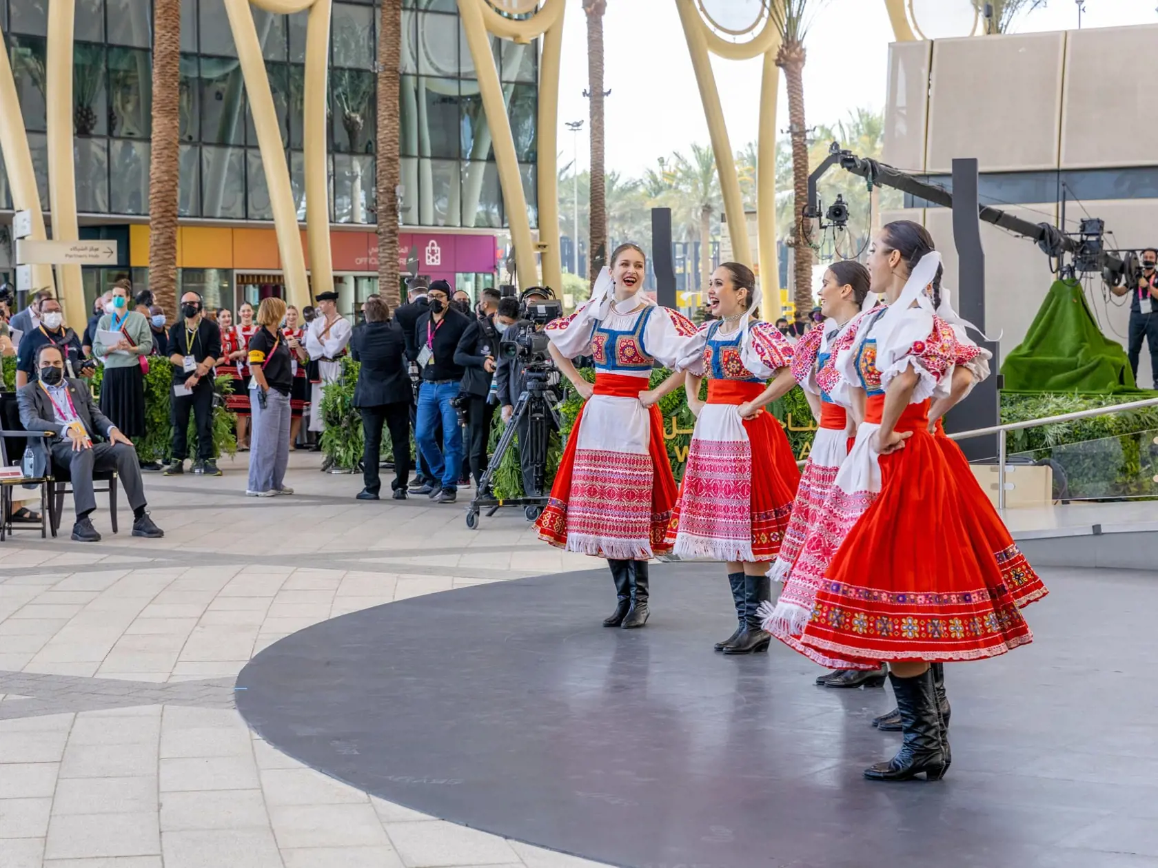 Divákov Národného slovenského dňa v Dubaji očaril svojím tanečným a speváckym vystúpením aj folklórny súbor SĽUK.
