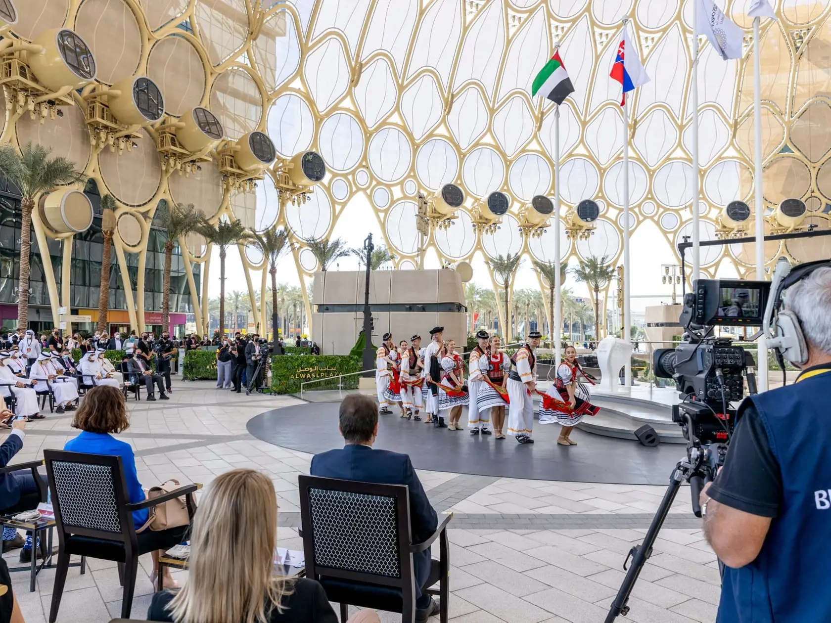 Divákov Národného slovenského dňa v Dubaji očaril svojím tanečným a speváckym vystúpením aj folklórny súbor SĽUK.