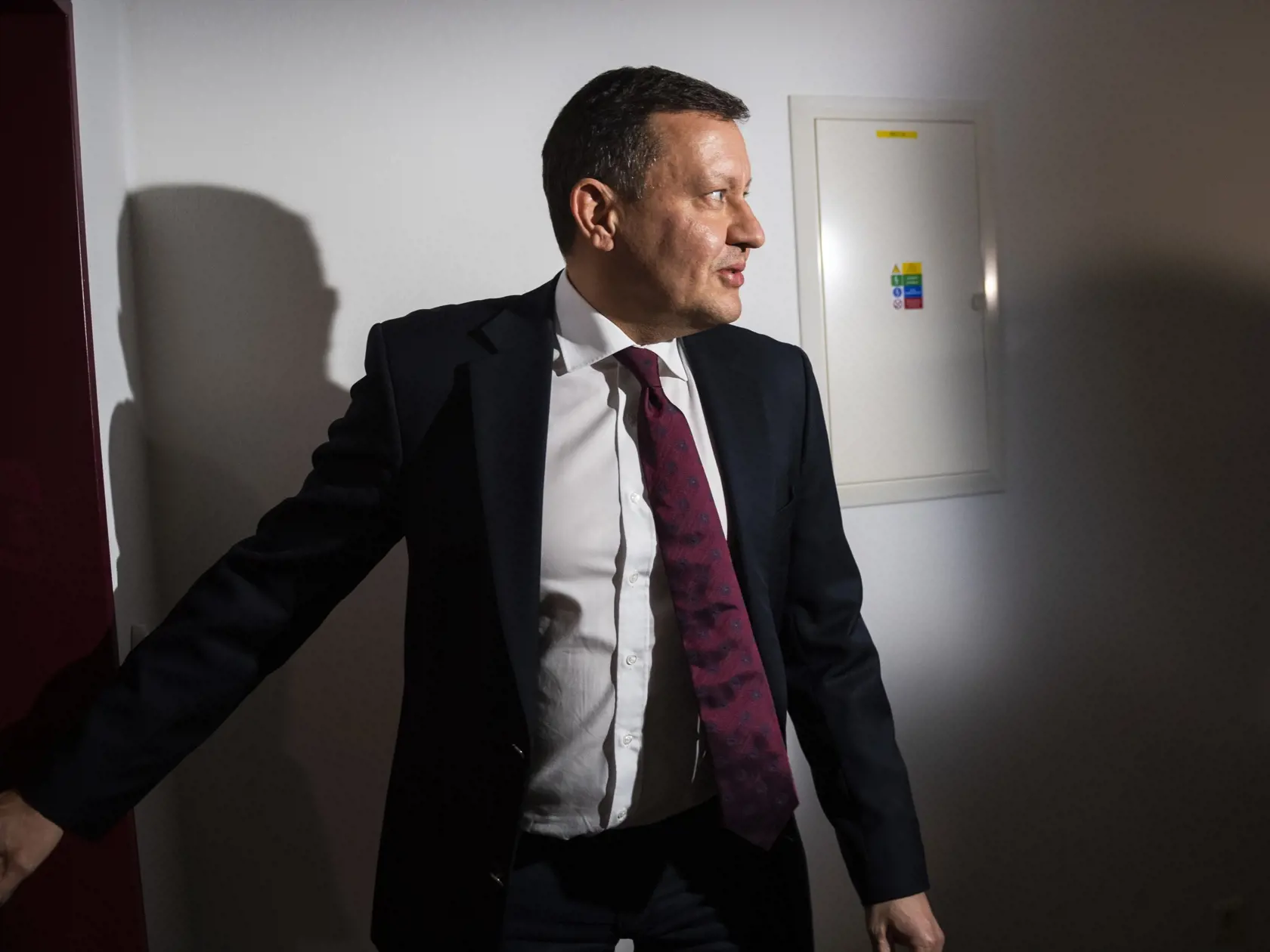 Na snímke súčasný špeciálny prokurátor Daniel Lipšic prichádza ako poškodený na pojednávanie vo veci prípravy vrážd prokurátorov na Špecializovaný trestný súd v Pezinku v utorok 3. mája 2022.