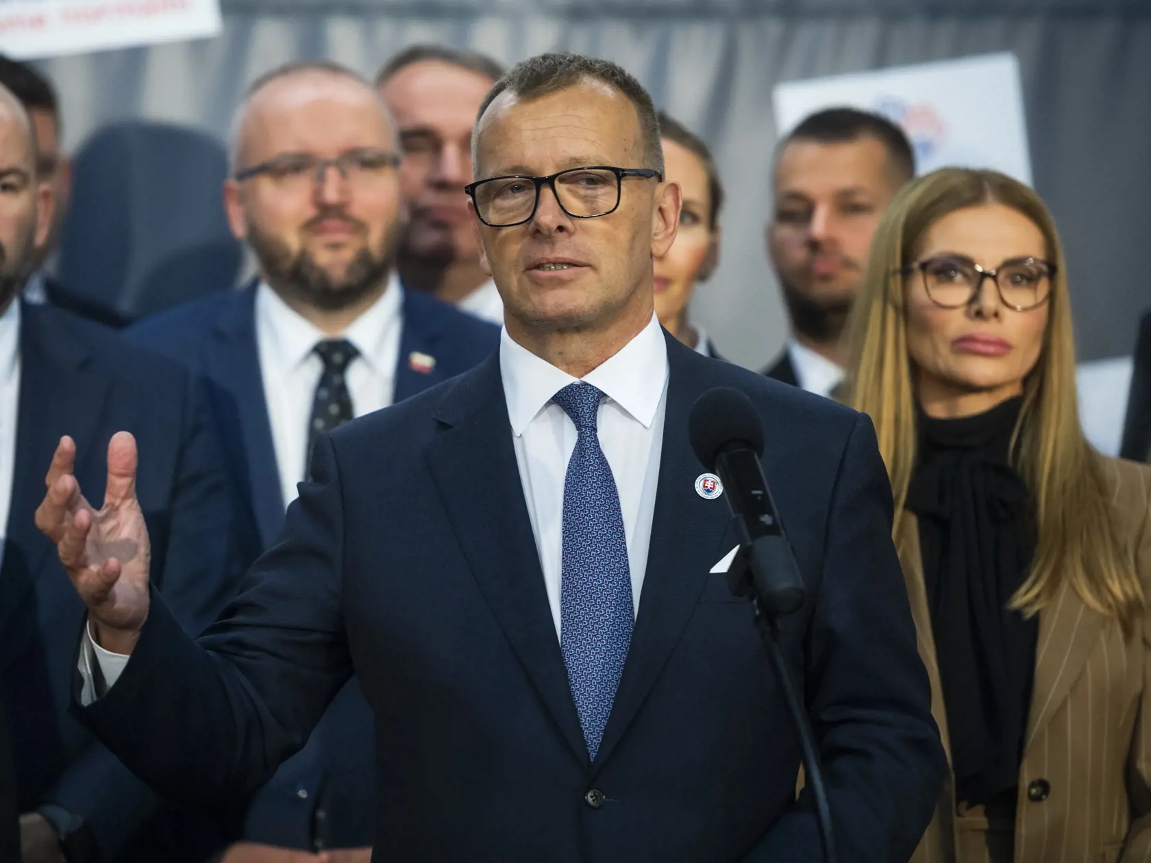 „To, že si z výstavy EXPO Dubaj urobil Sulík cestovku a lietali tam jeho kamoši, je jeho problém a nesie si za to politickú zodpovednosť. Ale to, že povedal ‚vypite bar‘, bolo aj z iniciatívy majiteľa baru, že vypite a zjedzte to, lebo to inak vyhodíme,“ podčiarkol predseda parlamentu.