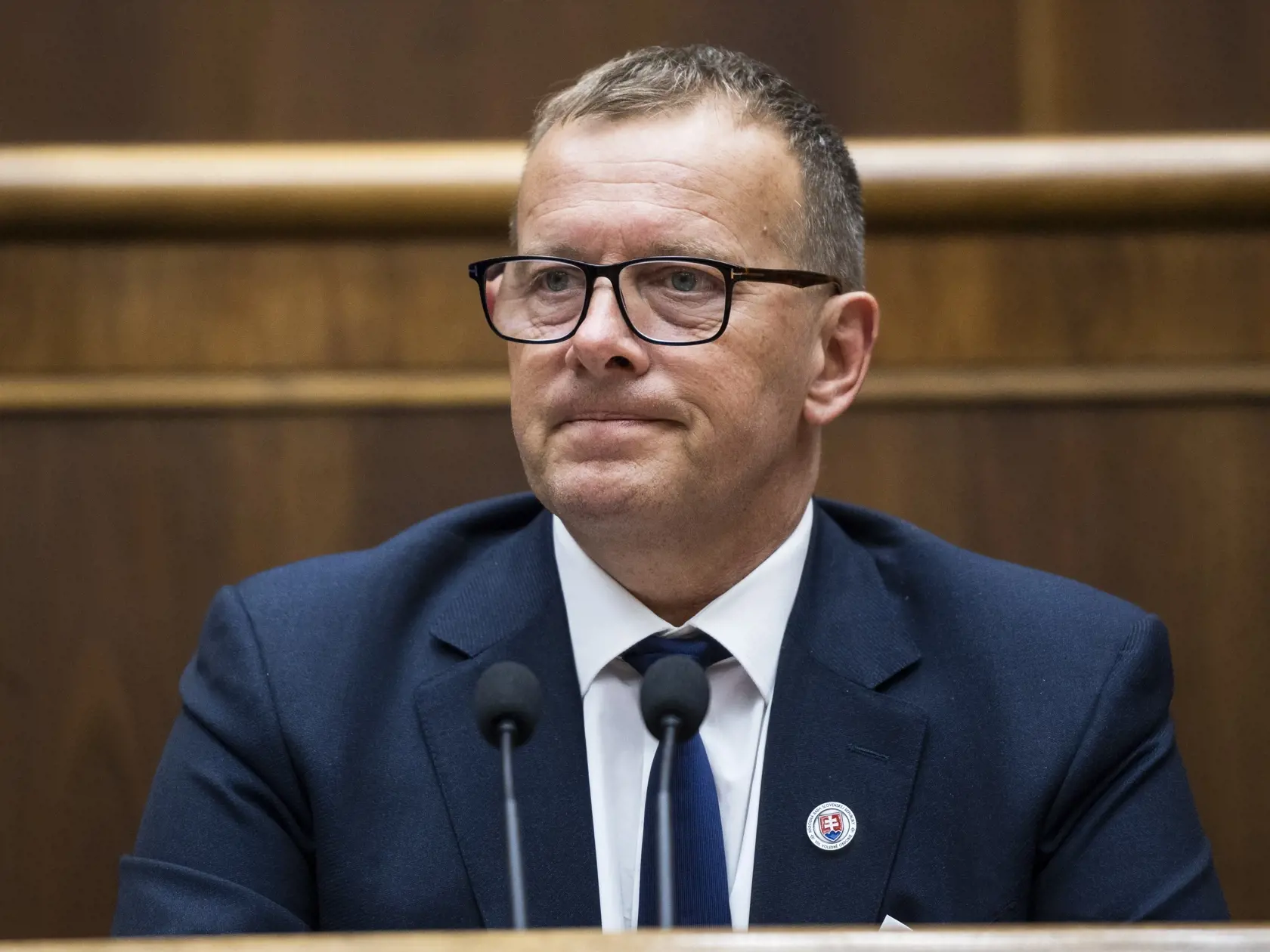 „Podľa mojich informácií patrí spomínaný bar Karolovi Szászovi. Alkohol a jedlo, ktoré tam boli, patrili súkromnej firme,“ ozrejmil ďalej Kollár. „Treba brať do úvahy to, že Sulíkovo rozšafné vyzvanie na ‚vypitie baru‘ bolo len z dôvodu, že ráno by vlastník baru aj tak vylial to, čo sa v ten večer nevypilo, lebo nemôžete transportovať ‚polorozpité‘ fľašky na Slovensko,“ upozornil. „To znamená, že tam nikto nepil za štátne,“ zdôraznil Kollár.