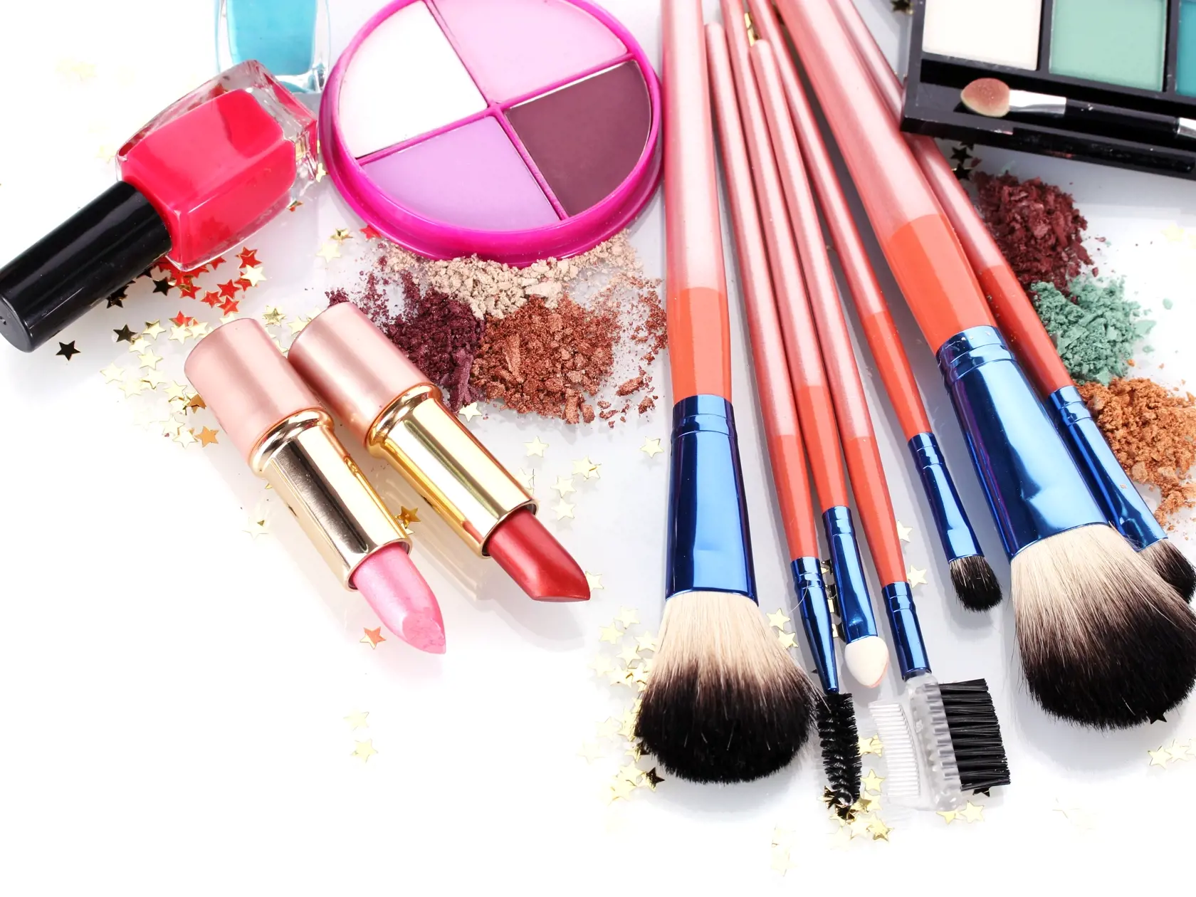 Make-up,Brushes,In,Holder,And,Cosmetics,Isolated,On,White