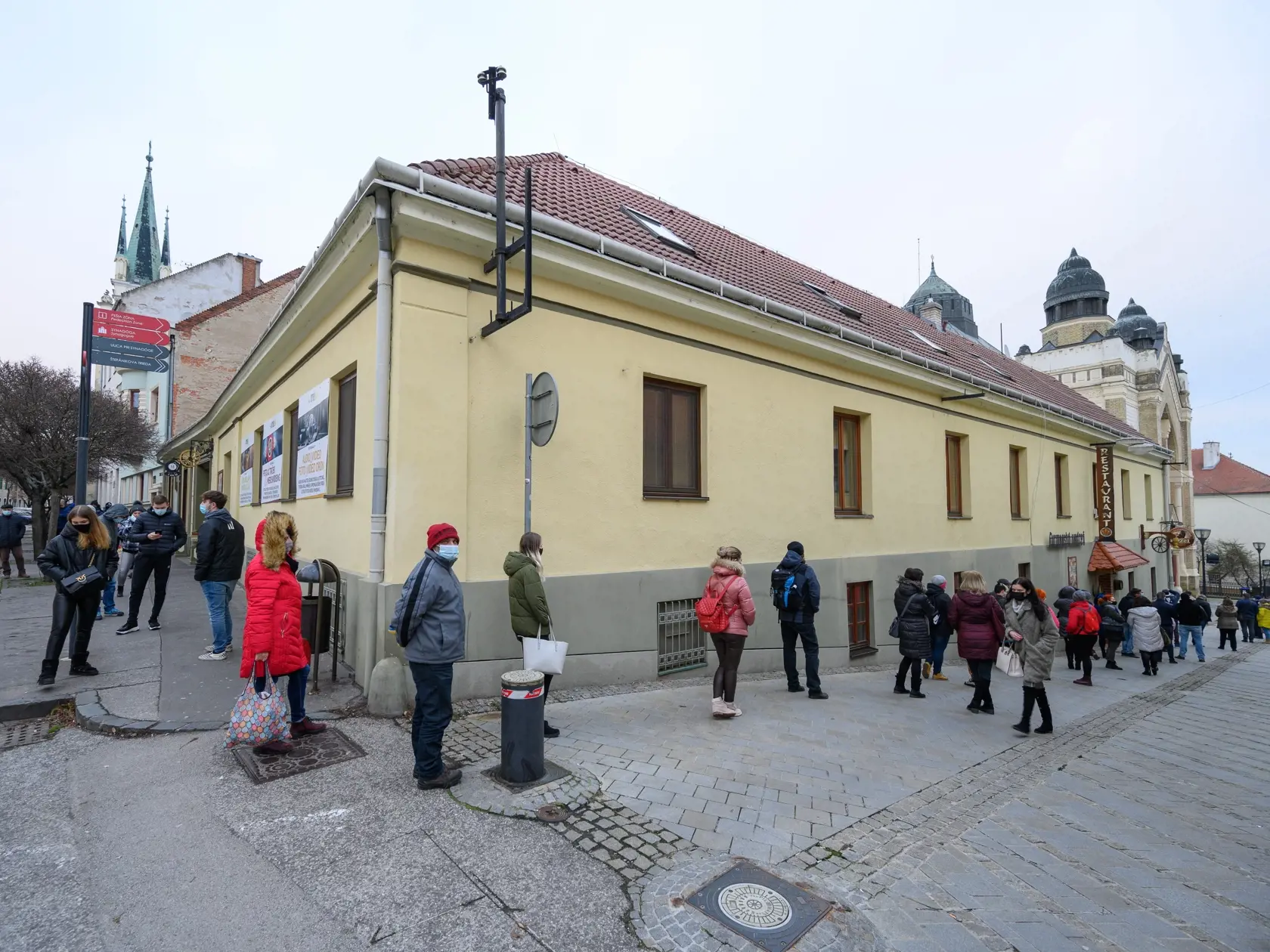 Stáť v zime v radoch odrádza mnoho ľudí. Samosprávy by mohli využiť objednávací systém, čím by okrem čakania aj znížili riziko nákazy koronavírusom.