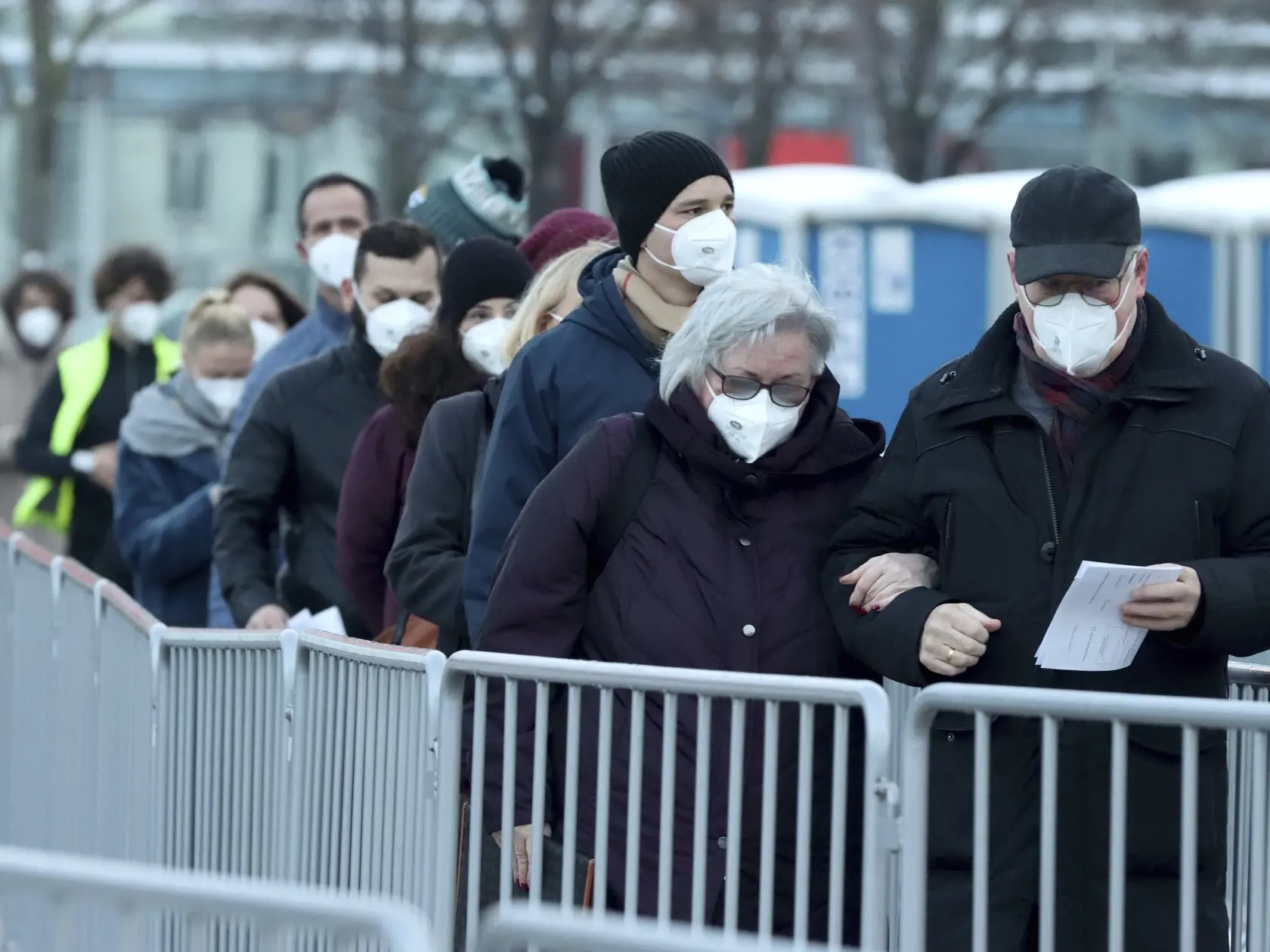 Stáť v zime v radoch odrádza mnoho ľudí. Samosprávy by mohli využiť objednávací systém, čím by okrem čakania aj znížili riziko nákazy koronavírusom.