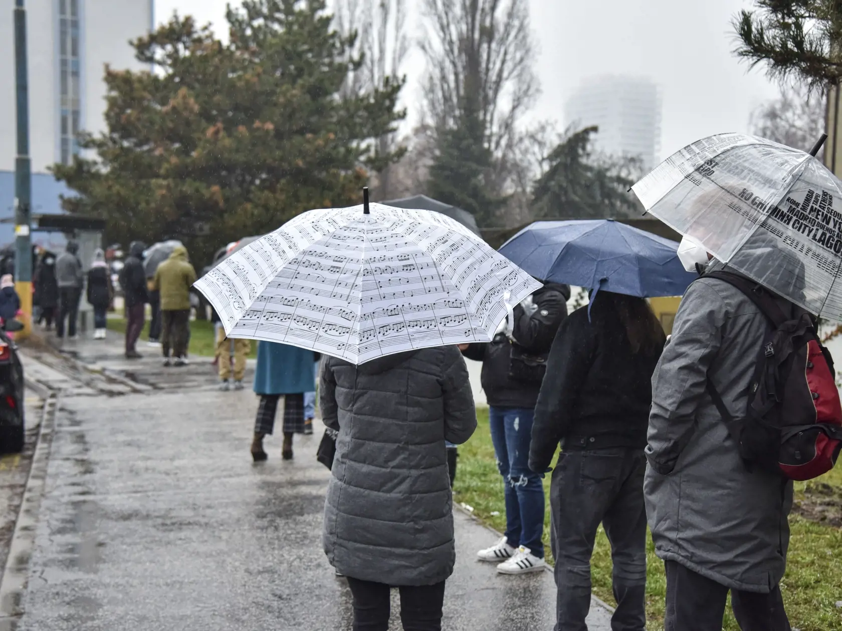 Stáť v zime v radoch odrádza mnoho ľudí. Samosprávy by mohli využiť objednávací systém, čím by okrem čakania aj znížili riziko nákazy koronavírusom.