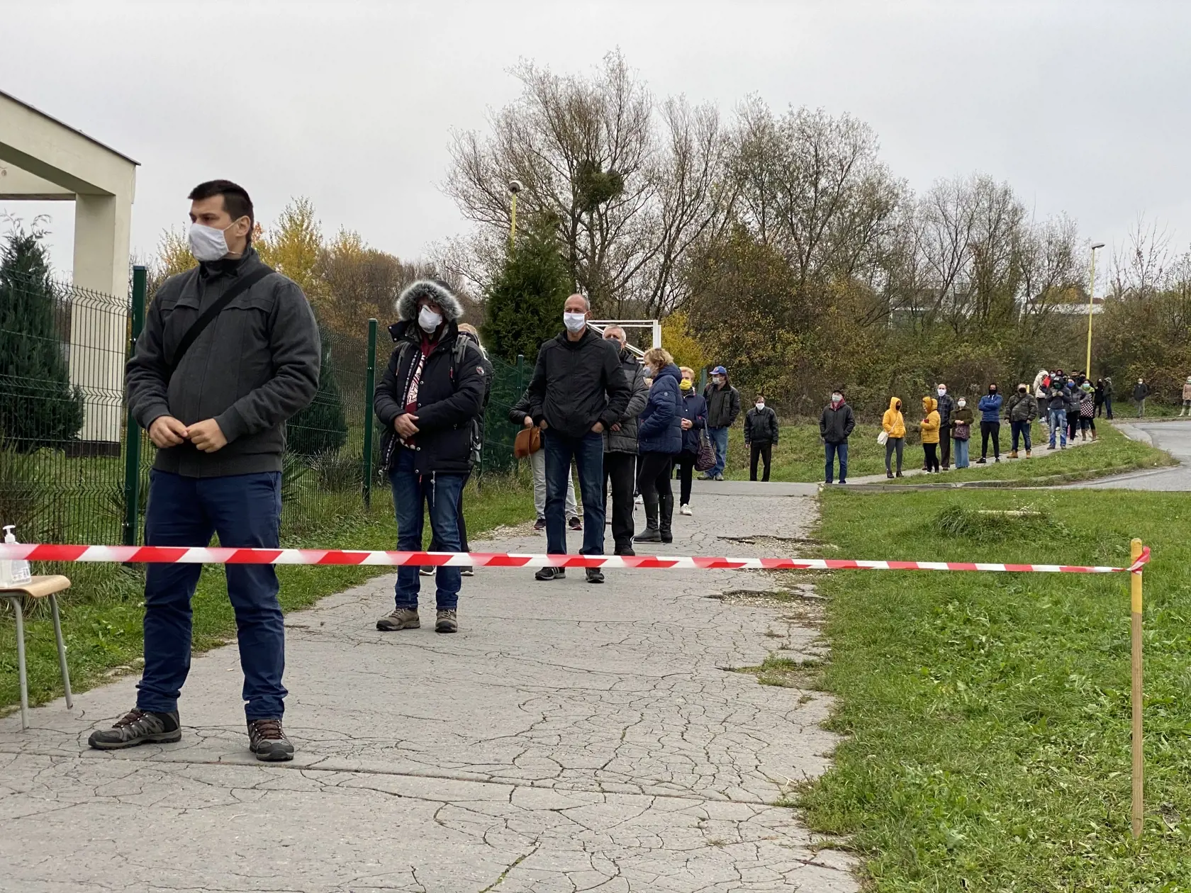 Stáť v zime v radoch odrádza mnoho ľudí. Samosprávy by mohli využiť objednávací systém, čím by okrem čakania aj znížili riziko nákazy koronavírusom.