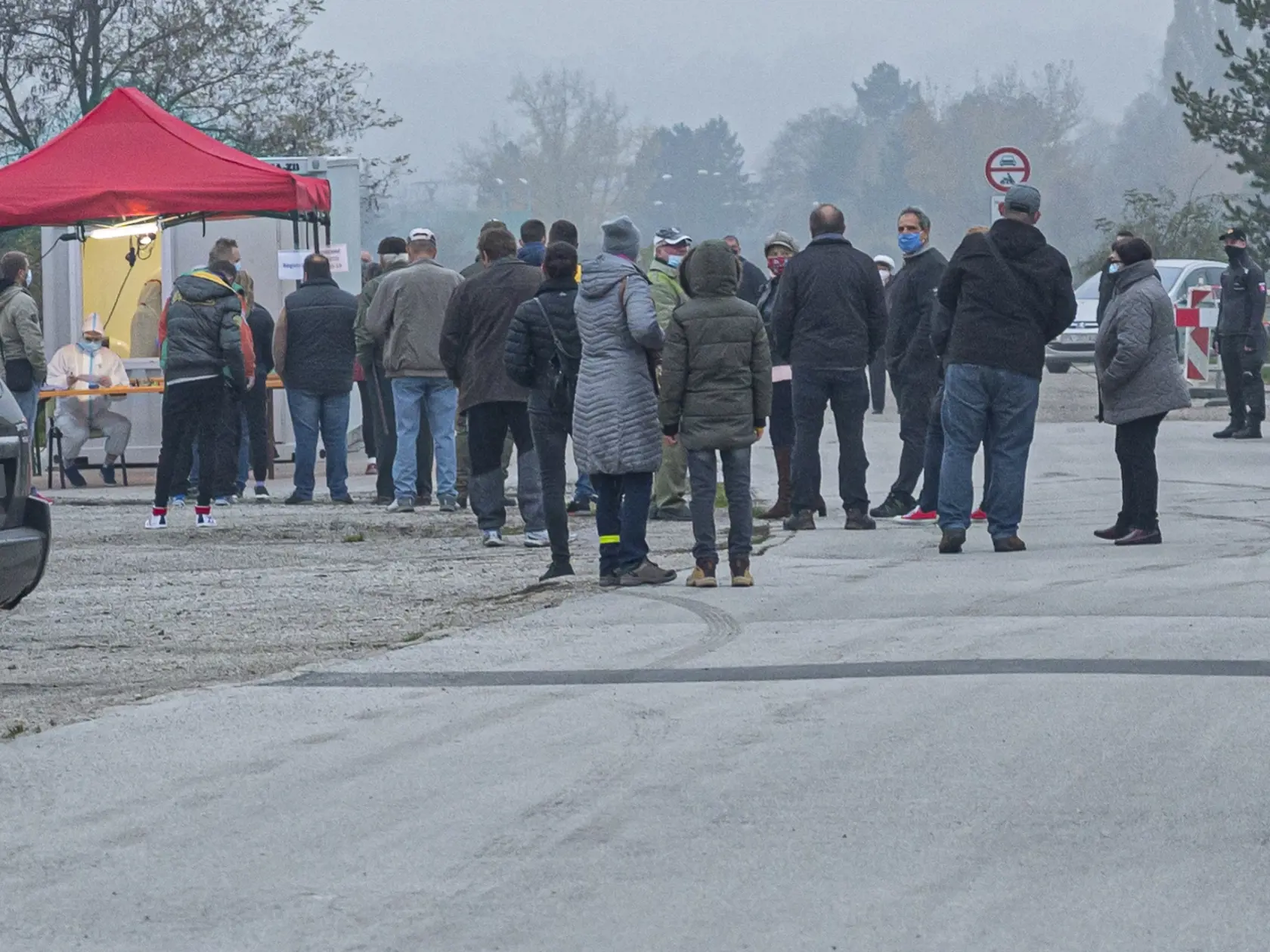 Stáť v zime v radoch odrádza mnoho ľudí. Samosprávy by mohli využiť objednávací systém, čím by okrem čakania aj znížili riziko nákazy koronavírusom.