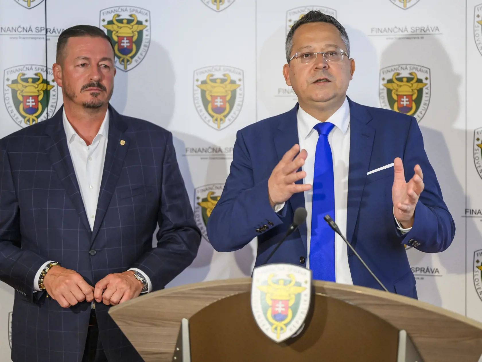 Na snímke sprava prezident finančnej správy Jozef Kiss a minister financií SR Ladislav Kamenický (Smer-SD) počas tlačovej konferencie k efektívnejšiemu výberu daní – pomoc pri konsolidácii v Bratislave 24. júna 2024. FOTO TASR - Jaroslav Novák