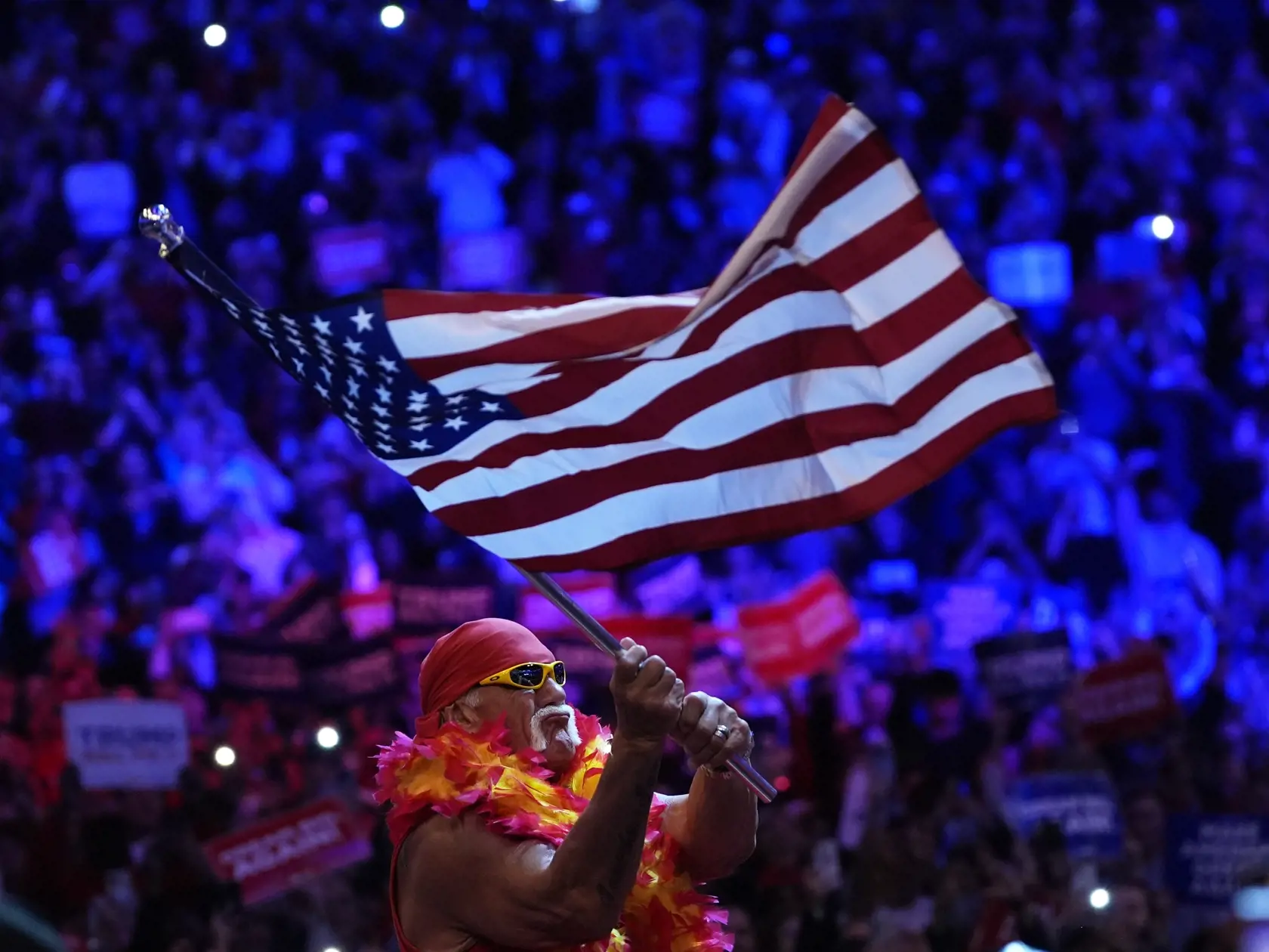 KK19 New York - Americký herec Hulk Hogan máva americkou vlajkou na predvolebnom mítingu na podporu republikánskeho prezidentského kandidáta a amerického exprezidenta Donalda Trumpa 27. októbra 2024 v New Yorku. FOTO TASR/AP
Hulk Hogan waves an American flag at a campaign rally for Republican presidential nominee former President Donald Trump at Madison Square Garden, Sunday, Oct. 27, 2024, in New York. (AP Photo/Julia Demaree Nikhinson)