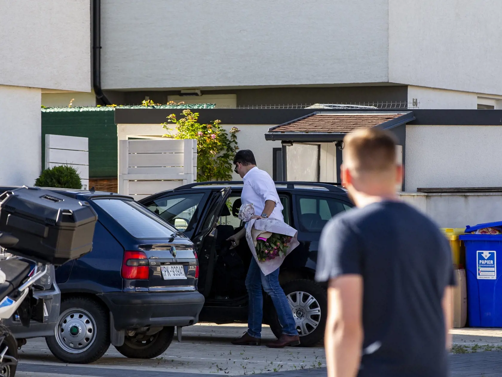 Rizman je veľký gavalier. Svojej partnerke priniesol na narodeniny okrem daru aj veľkú kyticu kvetov.