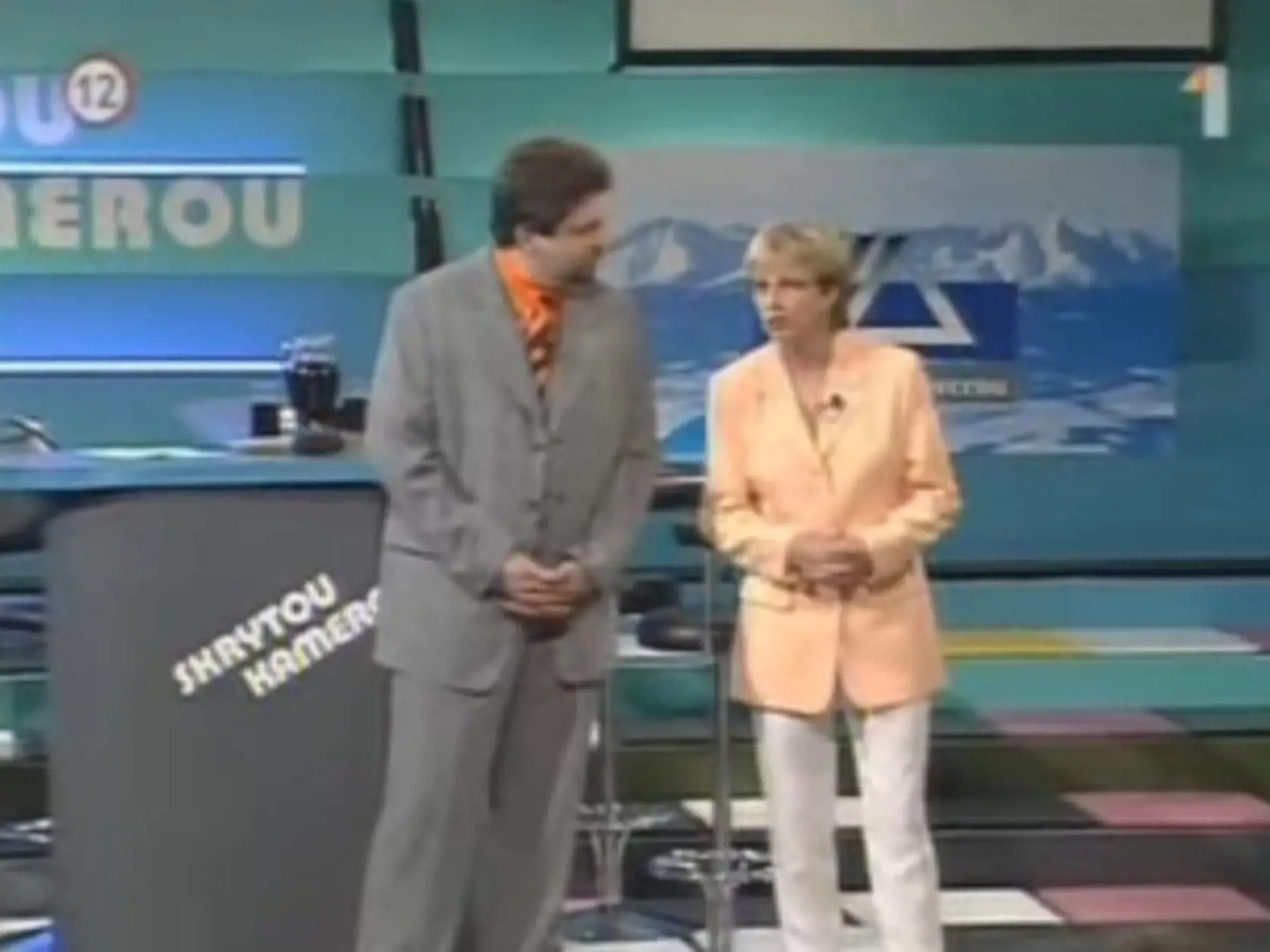 90. roky: Oliver Andrásy a Elena Vacvalová z relácie Čo dokáže ulica. 