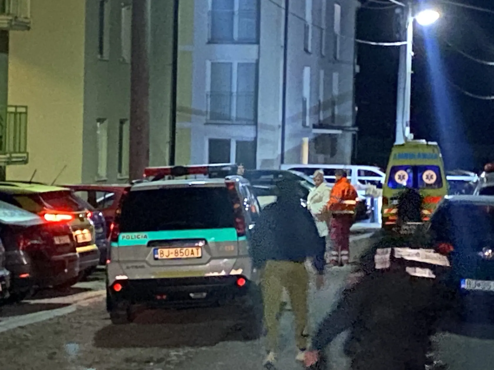 Ulica hrôzy. V Rokytove pri Bardejove, v prvom bytovom dome vľavo na fotografii, na prízemí, policajt zastrelil iba mesačné bábätko a potom zbraň obrátil proti sebe